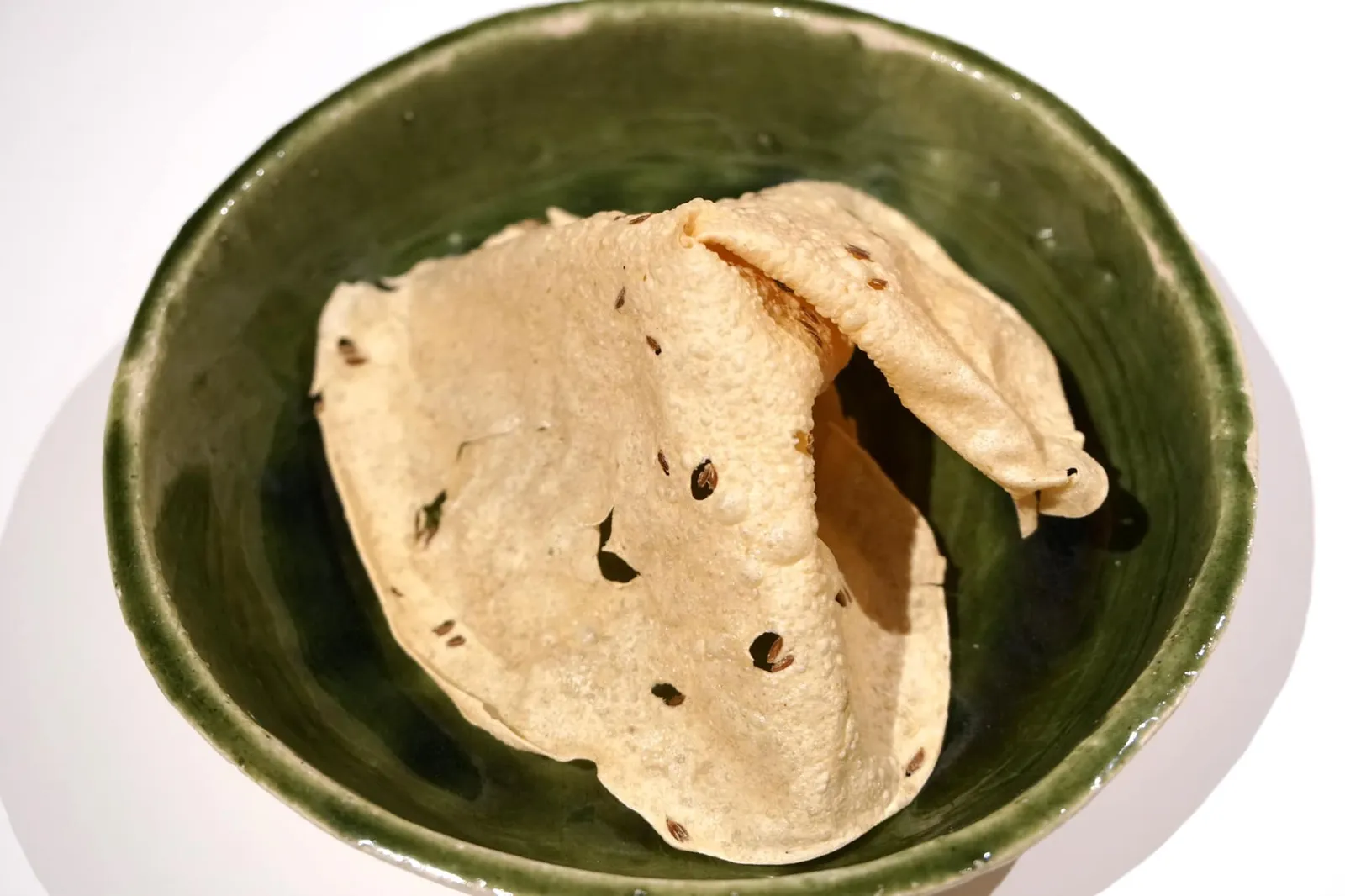 Cumin’s Papadam. แป้งปาปาดัมที่มีส่วนผสมของขมิ้น มีความกรอบ เเละยังมีกลิ่นหอมของขมิ้นขึ้นจมูก (15/20)
