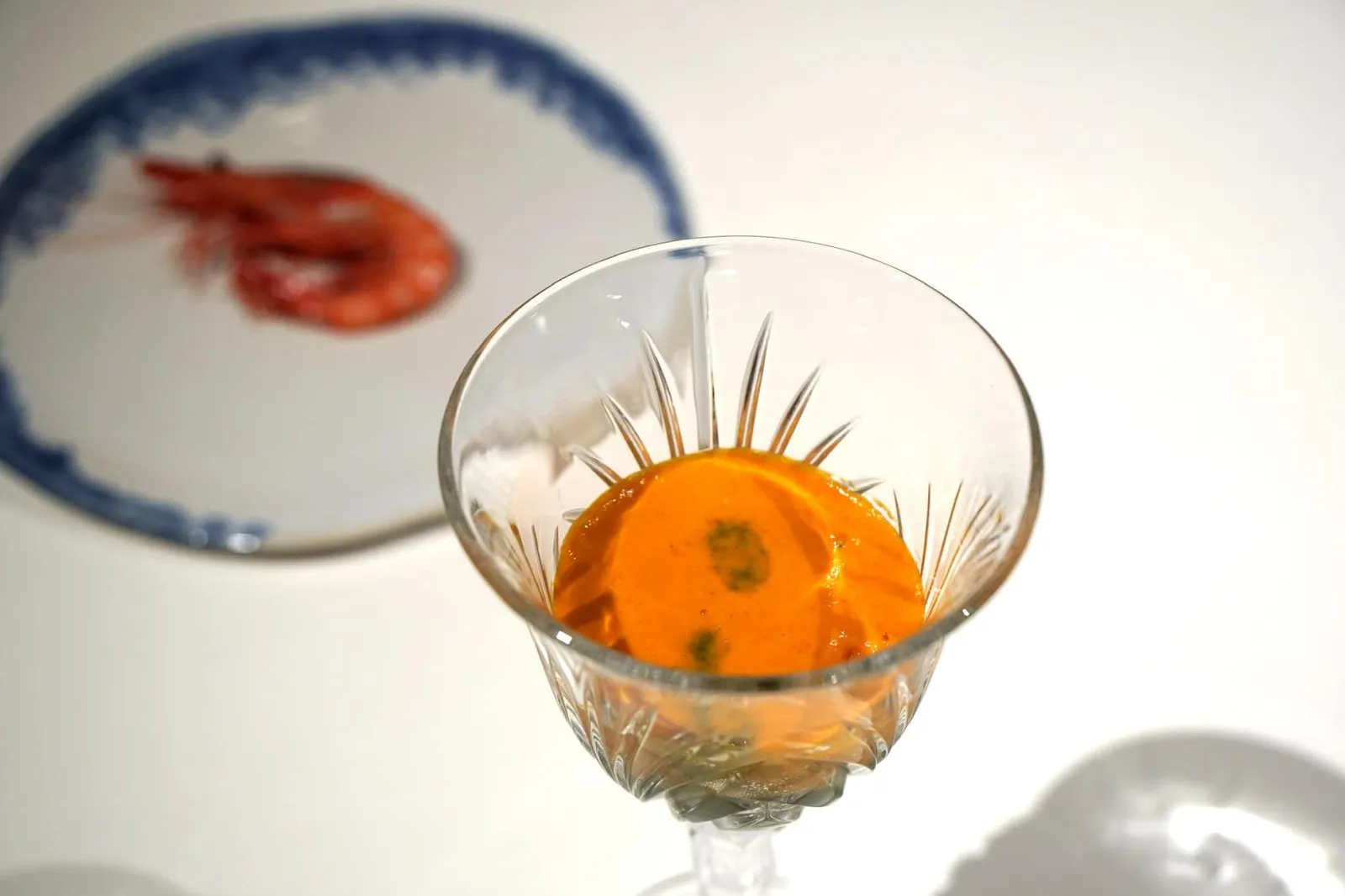 Chard Tea With The Emulsion Of The Head Of Dénia’s Red Prawn หลังจากทานกุ้งเสร็จพนักงานจะมีผ้าเช็ดมือให้ สิ่งที่จะเติมเต็มรสชาติหลังจากลิ้มลองกุ้งแดงคือเครือ่งดื่มคล้ายชาที่ทำมาจากใบชาร์ด ทอปด้านบนด้วยอีมัลชั่นที่ได้จากหัวของกุ้งเเดง น้ำมันจากหัวกุ้งเเละใบชาร์ดที่มีรสชาติคล้ายผักโขมเข้ากันได้อย่างดี มีรสหวาน มีกลิ่นหอม สุดยอดจริงๆ (16/20)