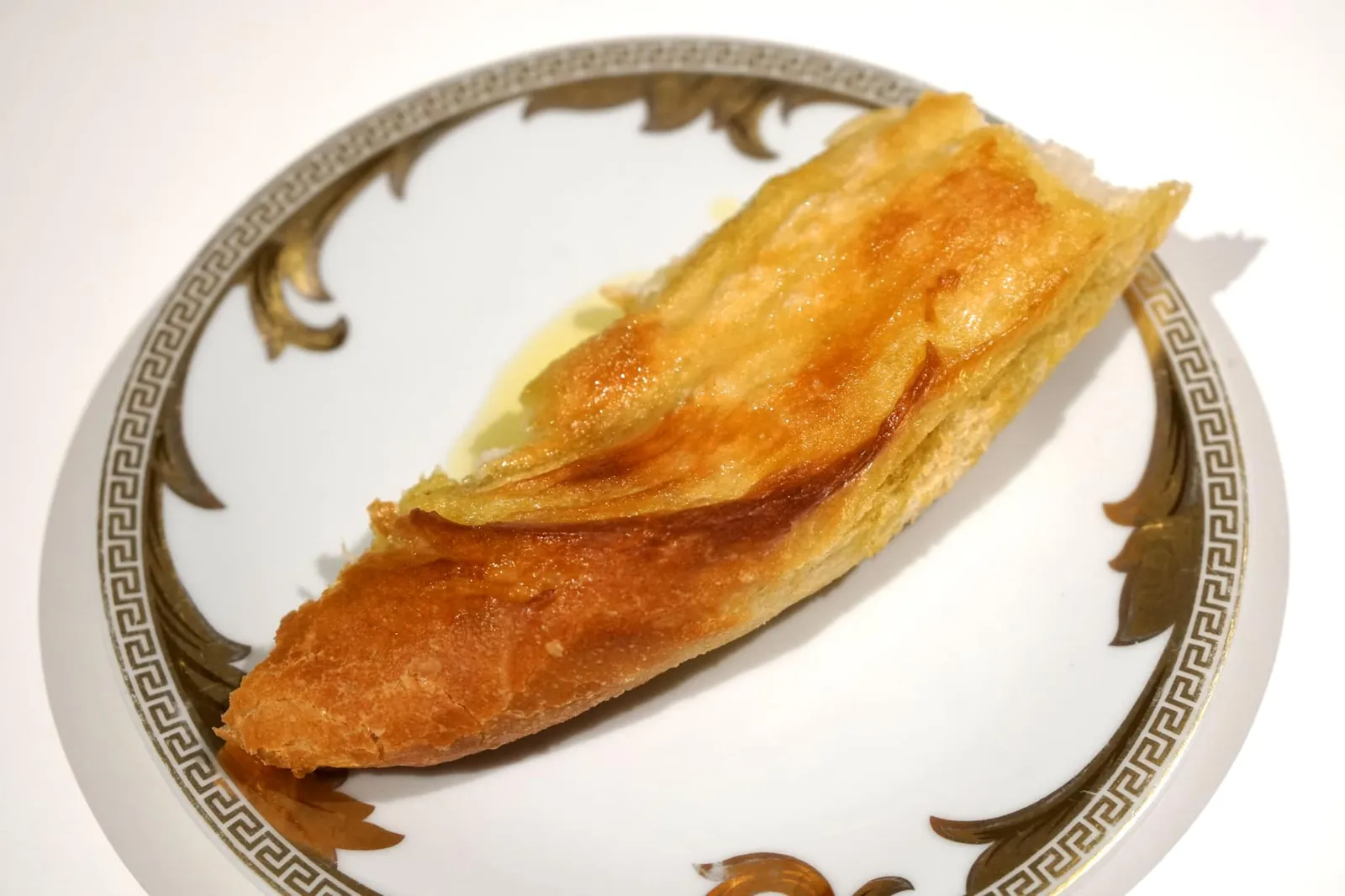 Royale of blue crab from the albufera. ปิดท้ายคอร์สนี้ด้วยการเสิร์ฟขนมปังเพื่อล้างรสเผ็ดออกจากลิ้นเตรียมเข้าสู่อาหารคอร์สถัดไป ขนมปังหน้าตาธรรมดาเเต่กรอบ หอม อร่อยอย่างไม่น่าเชื่อ สุดยอดจริงๆ (17/20)