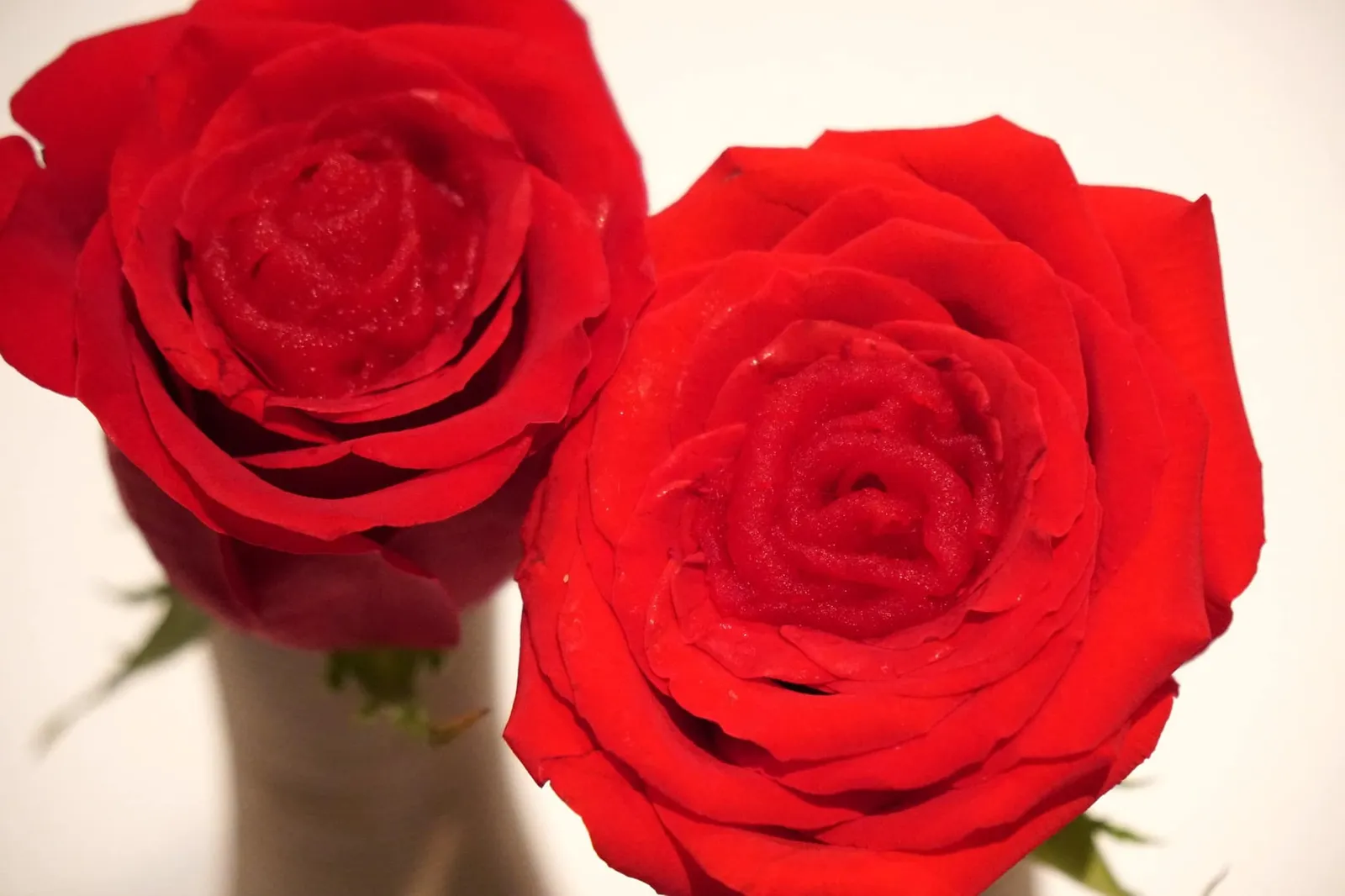 Cinnamon branch - Prunes - Petals of roses. สุดท้ายคือกลีบกุหลาบตรงกลางทำมาจากแอปเปิ้ลเขียวเเช่ในน้ำทับทิมจนกลายเป็นสีเเดง วิธีทานให้ใช้ตัวคีบหยิบเข้าปากทีละชิ้น รสชาติออกเปรี้ยวเบาๆ ทั้งอร่อยเเละสวยงาม (19/20)