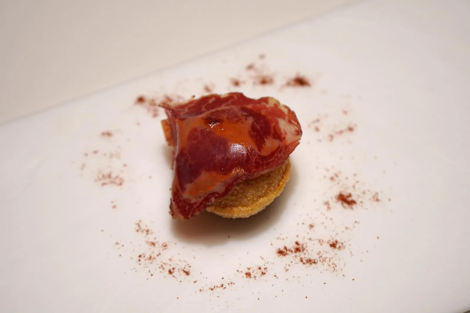 “PANI PURI” FILLED WITH NEW DELHI “SALMOREJO” AND “JOSELITO’S COPPA”. จานถัดมาคือการนำอาหารอินเดียเเละอาหารสเปนมาเเต่งงานกัน เเละได้ผลผลิตออกมาเป็นอาหารรสเลิศ ปานิปูริเป็นอาหารว่างยอดนิยมอย่างหนึ่งในประเทศอินเดีย เป็นแป้งกรอบ ภายในสอดไส้ Salmorejo Dehli ซึ่งปกติ Salmorejo หรือพูเรทำจากมะเขือเทศรสเปรี้ยวอูมามิ เมนูยอดนิยมที่มี่ถิ่นกำเนิดมาจากเมือง Cordoba ทางตอนใต้ของสเปน คลุมด้านบนด้วยคอปป้าของโยเซลิโต้เเฮมหรือส่วนขาหน้าของแฮมหมูดำอิเบอริโก้ มีกลิ่นหอม มีรสเค็มกลมกล่อมตามแบบฉบับของแฮมชั้นเลิศ (19/20)