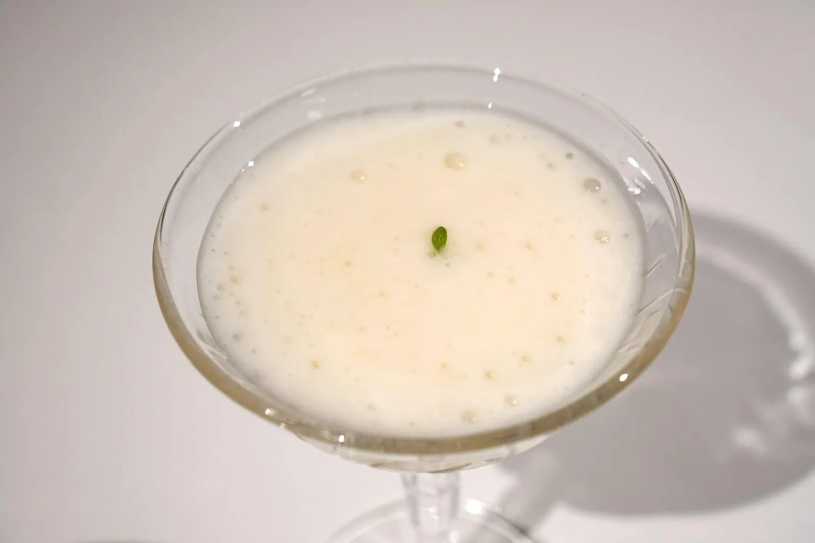 Rice liquor quinine and emulsion of yuzu. ล้างปากด้วยเครื่องดื่มสีขาวมีองค์ประกอบของเหล้าที่ทำมาจากข้าว ช่วยล้างความมัน รวมถึงกลิ่น เเละรสของเนื้อปลาและไข่ปลาก่อนหน้านี้ออกจากปากได้อย่างดี (17/20)