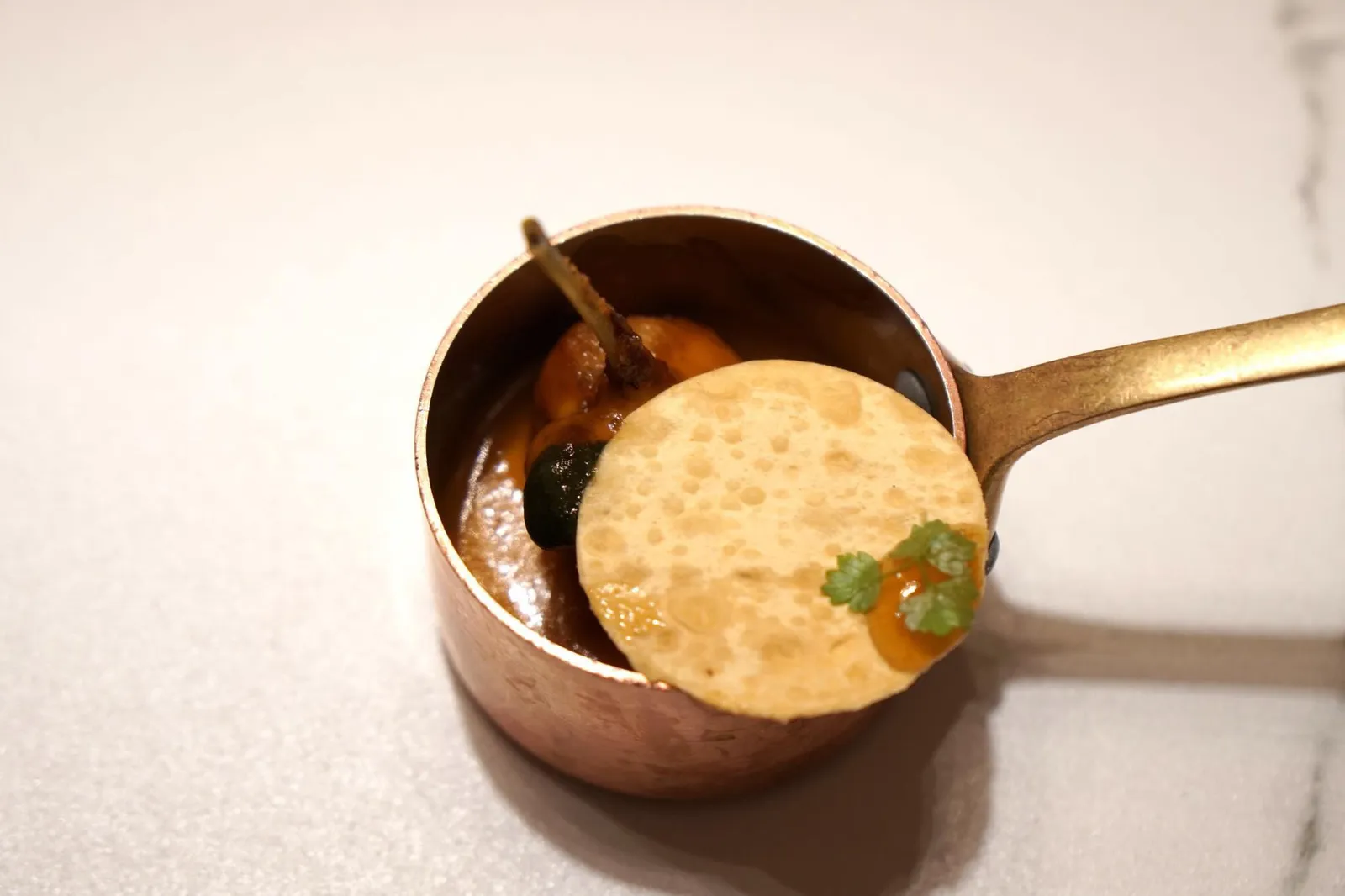 FROG LEGS AS “BUTTER CHICKEN MASALA”, PICKLED MINT, “PAPADUM” OF LENTIL & MANGO CHUTNEY. จานถัดมาคือเมนูง่ายๆอย่างแกงไก่มาซาล่า เเต่เชฟทำรสชาติที่ออกมาอร่อยจนเราต้องร้องว้าวเลยทีเดียวโดยแกงมาซาล่าเป็นแกงสไตล์อินเดียที่มีชื่อเสียงมากที่สุดในบรรดาอาหารอินเดียทั้งปวง เเต่กลับมีต้นกำเนิดจากประเทศอังกฤษไม่ใช่อินเดีย ในเวอร์ชั่นของ Diver XO เชฟเเทนที่เนื้อไก่ด้วยขากบ ! ซึ่งคือทีเด็ดของจาน เนื้อกบปรุงมาได้ดีมากๆ นุ่ม ละมุน จนเเทบละลายในปาก ความนุ่มของกบผสานเข้ากันกับความนุ่มของเนยที่อยู่ในแกงมาซาล่า มีกลิ่นหอมยองเเกงเด่นขึ้นจมูก เจือด้วยกลิ่นของมิ้นท์ดอง อร่อยสุดๆ เสิร์ฟมาให้ทานคู่กับแป้งกรอบปาปาดัมทอปด้านบนด้วยซอสชัทนีย์สีเหลืองทำจากมะม่วงสุก (20/20)