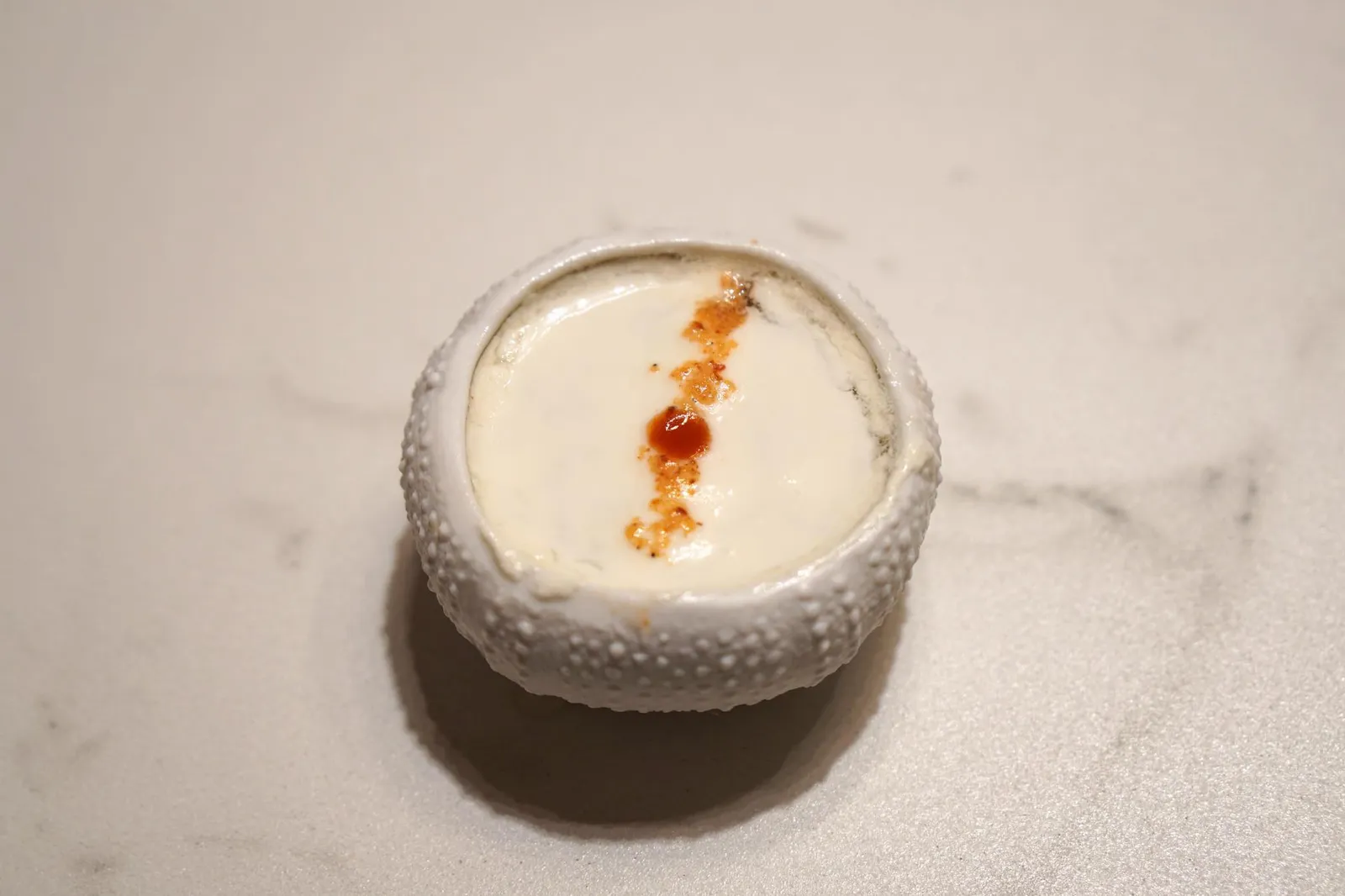 TRIP TO TSUKIJI MARKET... "SEA URCHIN ON THE HAND" WITH FINGER LIME. A VEIL OF "LIQOURICE-BLACK GARLIC" JAPANESE BEARNAISE SAUCE AND BERGAMOT SCENT. ปิดท้ายด้วยการดื่มค็อกเทลสูตรพิเศษของทางร้านได้เเรงบัลดาลใจจาก Pisco sour ค็อกเทลชื่อดังจากเปรู ให้ทานเพื่อล้างปาก ถือเป็นอาหารที่ไม่เพียงเเต่แปลก ไม่ซ้ำใคร แต่ยังมีรสชาติอร่อยเลิศจนเป็นที่น่าจดจำอีกด้วย (20/20)
