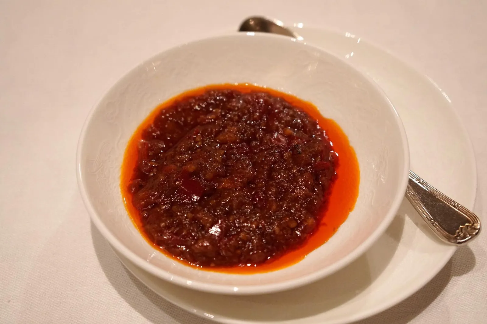 ทางร้านมีซอสน้ำพริกเผาให้เลือกทานกับอาหารต่างๆได้ตามใจชอบ