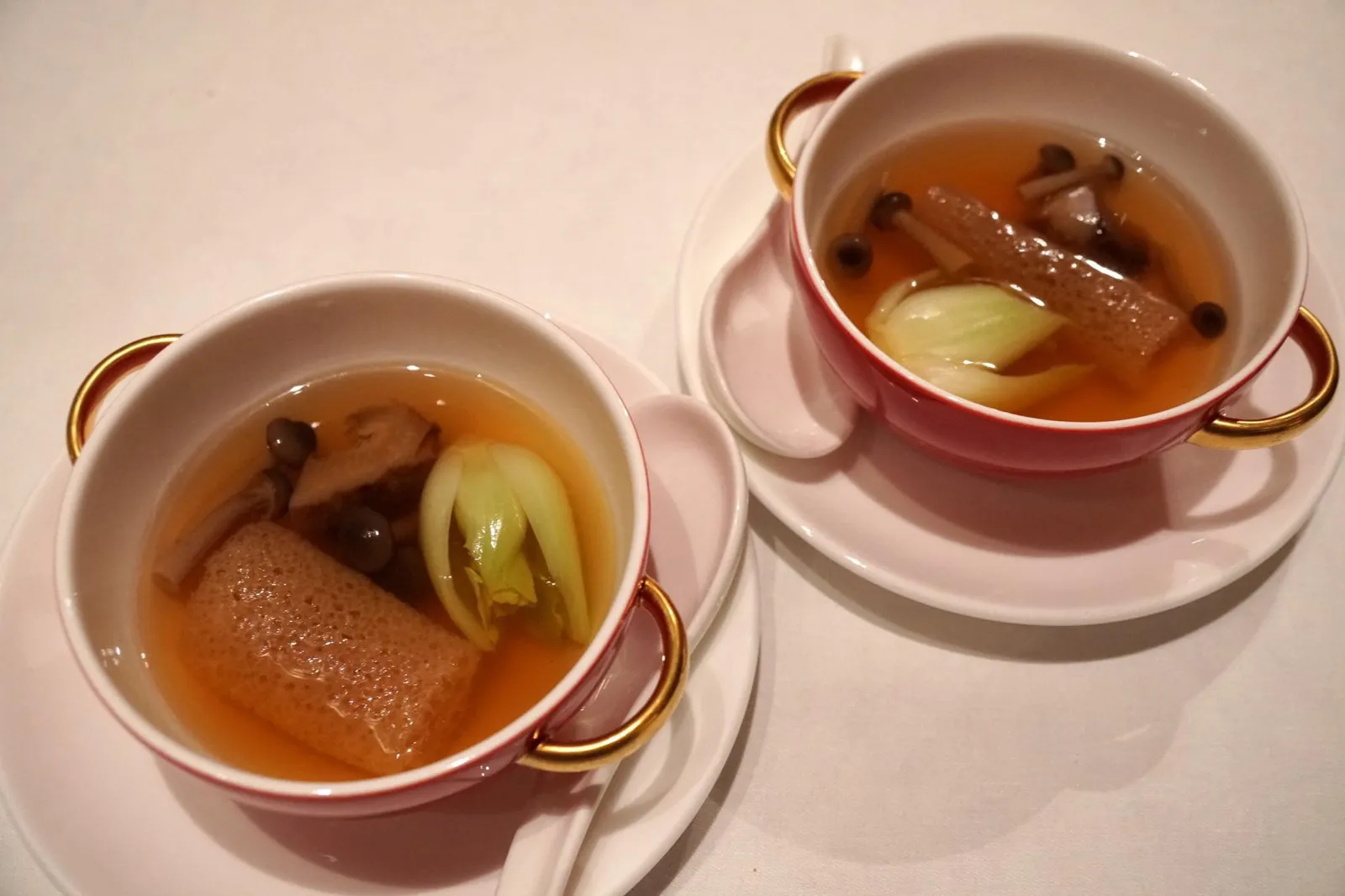 竹笙菜胆炖北菇鸡汤 (22 €) Soupe de champignons au bouillon de volaille Double boiled chicken soup with bamboo fungus and Chinese mushroom ซุปเห็ดตุ๋นเยื่อไผ่ เมนูซุปคลาสสิคก็ทำออกมาได้ดีเกินคาด ทางร้านต้มซุปมาแบบ Double boiled รสชาติกลมกล่อม ทานเเล้วคล่องคอ ใส่เห็ดจีนและเยื่อไผ่มาให้ ตัวเยื่อไผ่ที่เป็นพระเอกมีเนื้อสัมผัสนุ่มใช้ได้ คุณภาพโดยรวมอยู่ระดับปานกลาง หากเทียบกับของฮ่องกงหรือแม้กระทั่งร้านในไทยยังพอหาเยื่อไผ่ได้ดีกว่านี้ (14/20)