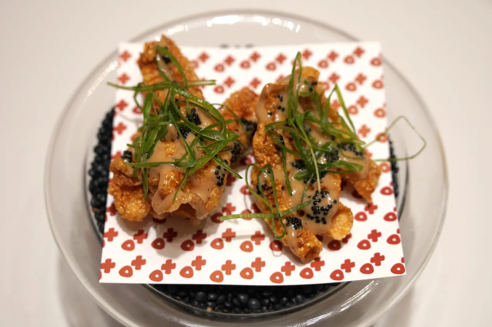 CANTONESE CHICKEN GREAVES AND CHINESE SPICES LEMON. ทีเด็ดของคอร์สนี้อยู่ที่ตีนไก่ ที่เชฟทำออกมาได้ดีมาก มีกลิ่นหอม มีความเบา เคี้ยวกรอบ บอกเลยว่าหากได้มาทานเเล้วจะต้องทึ่งว่าเชฟทำตีนไก่ออกมาให้มีเนื้อสัมผัสเเบบนี้ได้อย่างไร ซอสครีมรสชาติกลมกล่อมด้านบนให้กลิ่นอายของความเป็นจีนได้อย่างดีตัดรสเปรี้ยวด้วยโฟมมะนาวได้อย่างลงตัว (20+/20)