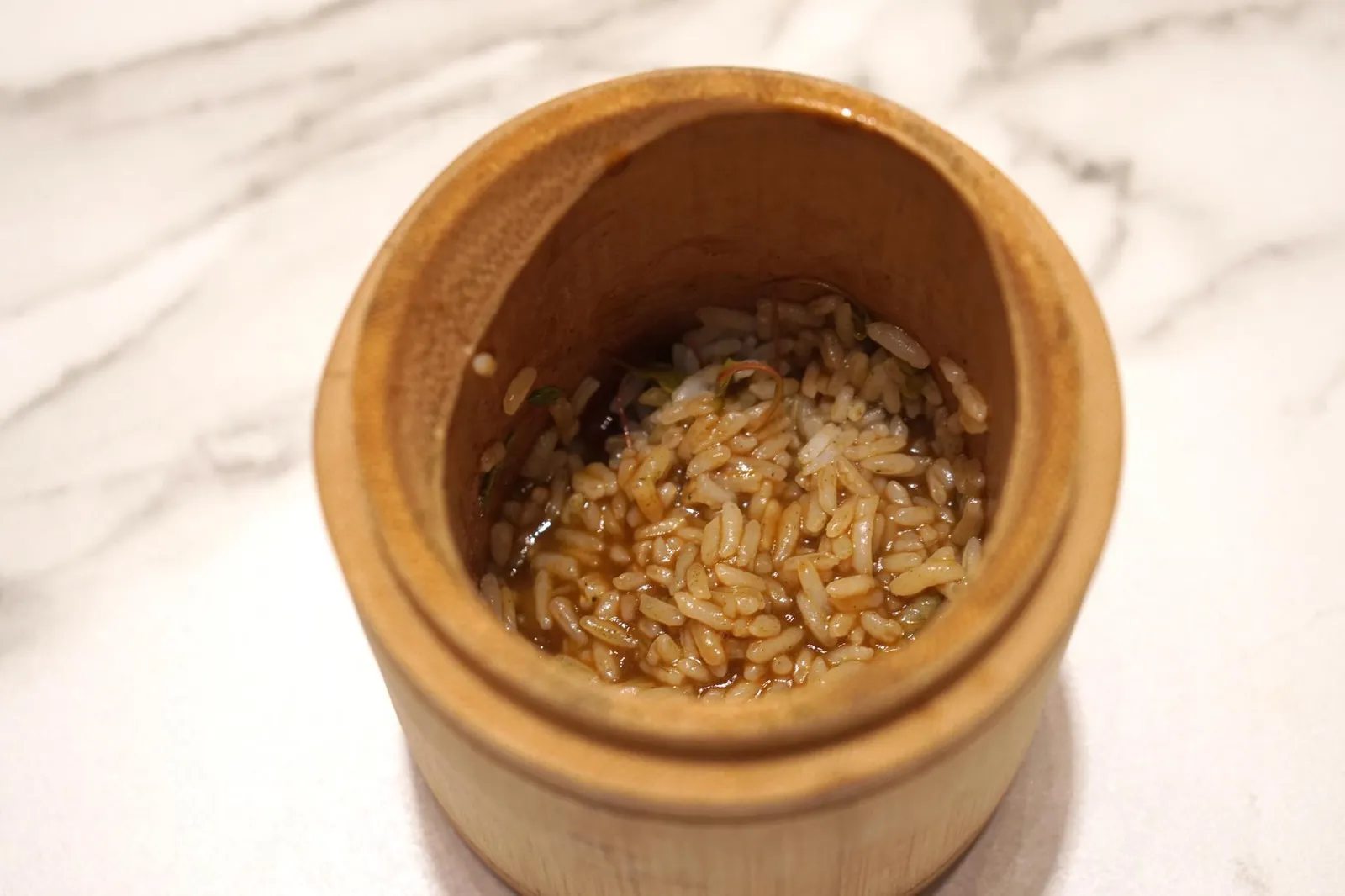 SILK IN YOUR MOUTH... "TXULETÓN" & TAMARIND MUNIERE, WAGYU FROM KAGOSHIMA ROASTED AND MARINATED IN TOASTED "MOJO". BUFFALO MILK SKIN. SAKE & YUZU-ORGANIC VIETNAMESE RICE WITH SAKE, GREEN TEA AND BAMBOO. เนื้อวัววากิวถูกเสิร์ฟมาคู่กับข้าวออร์เเกนิคนำเข้าจากประเทศเวียดนาม หุงกับส้มยูซูเเละสาเกในกระบอกไม้ไผ่ ด้านบนเป็นซอสที่มีส่วนผสมของเหล้าสาเกและมัทฉะ (19/20)