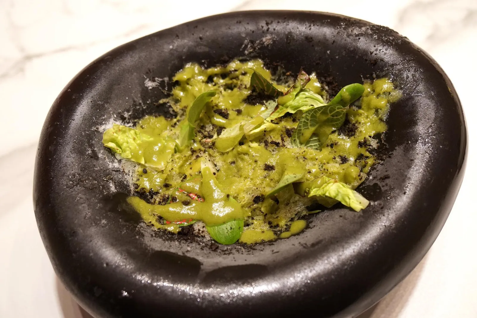 FROSTED SALAD FROM THE BACK OF THE FRIDGES. ตัวผักสลัดได้รับเเรงบันดาลใจมาจากผัดสลัดที่ถูกแช่ค้างคืนอยู่ในตู้เย็นเเล้วนำออกมาดีฟรอส มีมะเขือเทศกับไข่นกกระทา น้ำราดสีเขียวด้านบนทำมาจาก Lettuce ทานคู่กับปลา Red mullet, Turbot และ Seabream ทุกชิ้นเตรียมโดยวิธียากิโทริหรือการย่างถ่านแบบญี่ปุ่นจนผิวกรอบเเต่เนื้อยังคงนุ่มอยู่ ห้ามลืมที่จะทานปลาเเต่ละจานคำเดียวหมดแบบ One bite เพื่อให้ได้เนื้อสัมผัสสองอย่างที่เเตกต่างกันของปลาชิ้นเดียว (หนังกรอบๆและเนื้อนุ่มๆ) ในแบบที่ยากิโทริควรจะเป็น ผักที่เป็น Main dish มีเทคนิคการทำที่ดี แม้ว่าจะเสิร์ฟมาที่อุณหภูมิเย็นมากเเต่ผักยังคงกรอบเเละไม่เหี่ยว อย่างไรก็ตามพอนำผักที่เย็นจัดมาทานคู่กับปลาย่างร้อนๆอาจไม่ถูกใจเพื่อนๆบางคนได้เหมือนกัน (17/20)