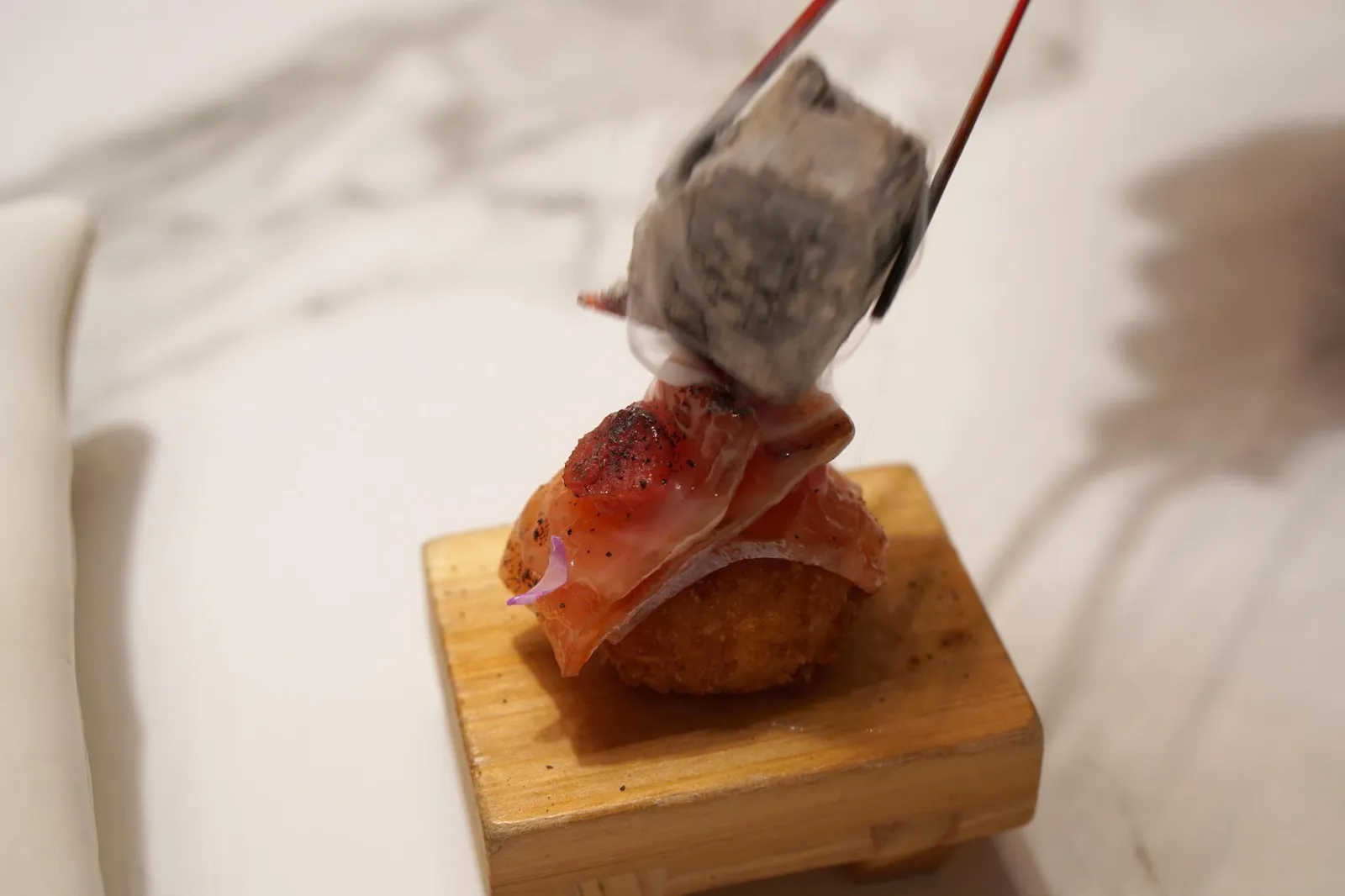 “NIGUIRI-CROQUETTE” MADE OF SHEEP’S MILK AND A “MILEFEUILLES” OF MADURATED SALMON IN JABUGO FAT, TOMATO & SMOKED TEA MARMELADE. คอร์สถัดมาเป็นคอร์สที่ได้รับเเรงบันดาลใจมาจากนิงิริซูชิของประเทศญี่ปุ่น เเต่เชฟนำมาปรับแต่งเสียใหม่โดยการเเทนที่ข้าวด้วยโครเก้แบบสเปนจนได้ออกมาเป็นนิงิริ-โครเก้นั่นเอง (20/20)