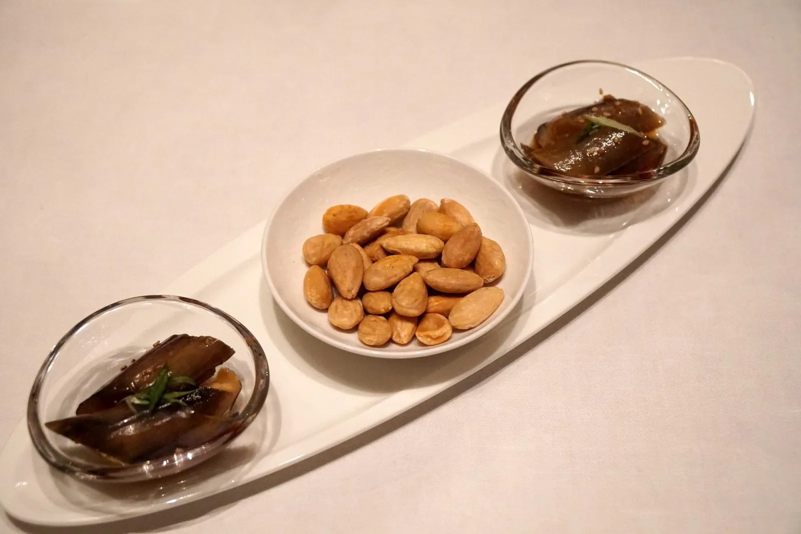 Amuse-Bouche Marinated eggplant with sesame oil and Almonds สำหรับอาหารเรียกน้ำย่อยทางร้านเสิร์ฟเป็นมะเขือผัดน้ำมันงา เนื้อมะเขือนุ่มเเต่ไม่เละผัดมาสุกพอดี หอมกลิ่นน้ำมันงาชัดเจน ทานสลับกับถั่วอัลมอนด์กรอบ (12/20)