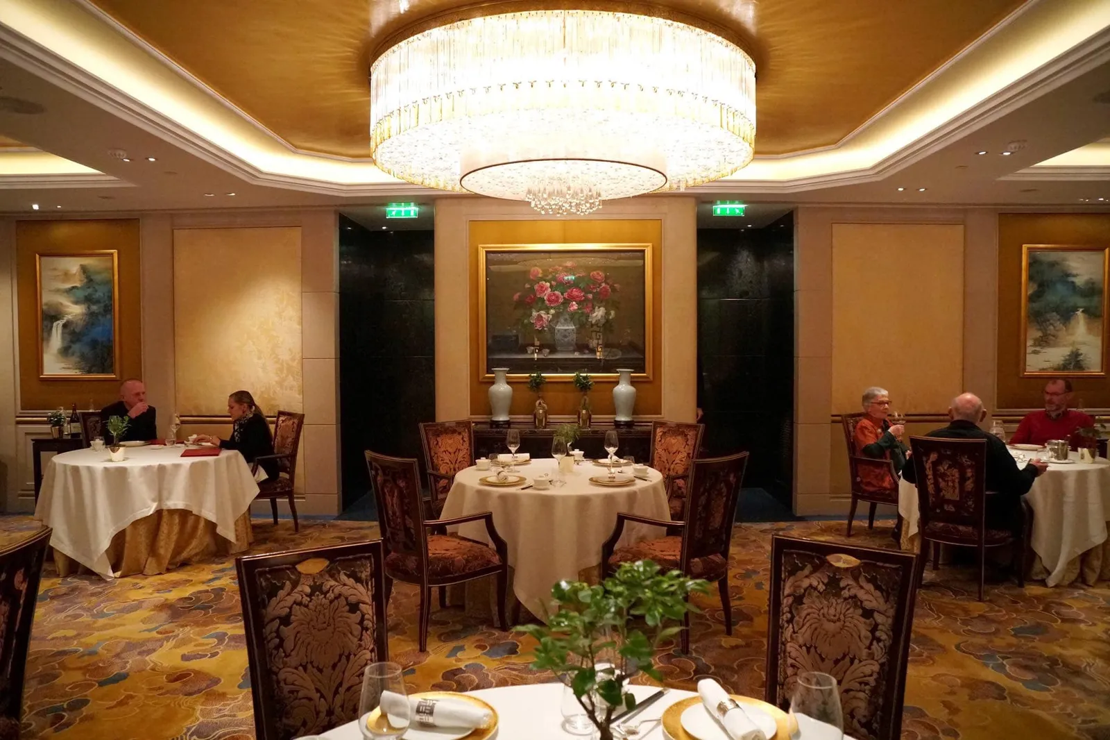 Le Shang Palace สาขาในกรุงปารีสเป็นสาขาแรกในทวีปยุโรป ตัวร้านตั้งอยู่ในโรงแรม Shangri-La Hotel Paris