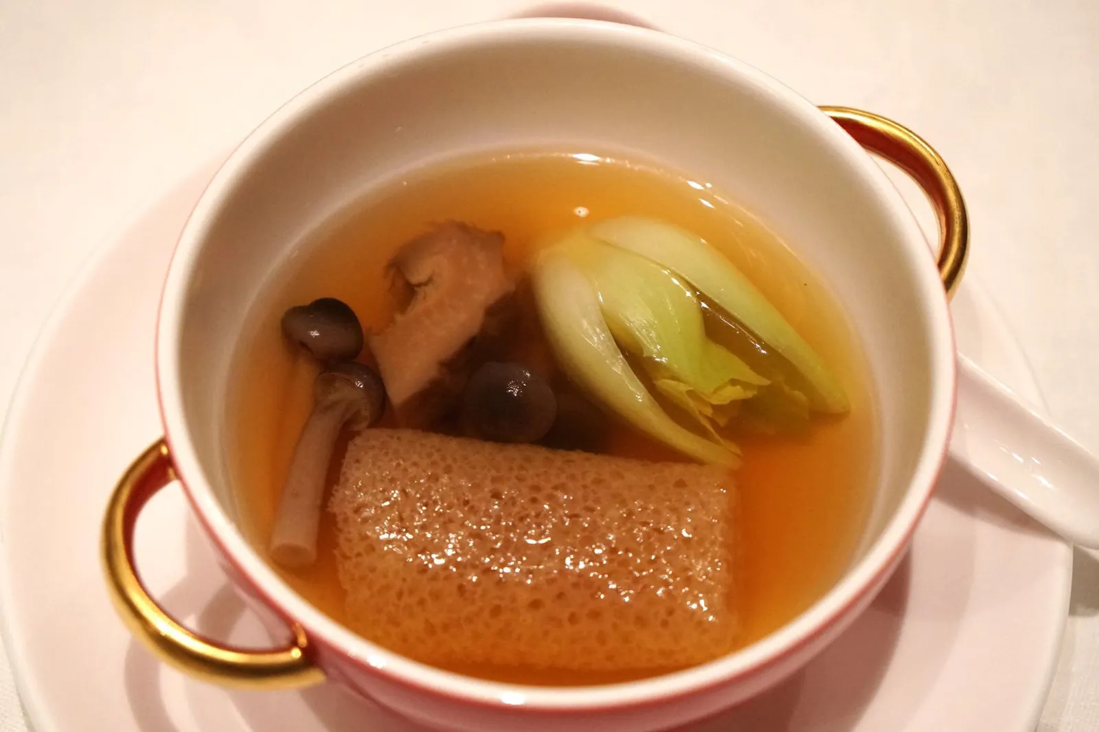 竹笙菜胆炖北菇鸡汤 (22 €) Soupe de champignons au bouillon de volaille Double boiled chicken soup with bamboo fungus and Chinese mushroom หากใครไปเป็นคู่เเล้วสั่งมาทาน 1 portion ทางร้านจะเเบ่งใส่ในถ้วยเล็กมาให้ 2 ถ้วยเพื่อให้ทานได้สะดวก (14/20)