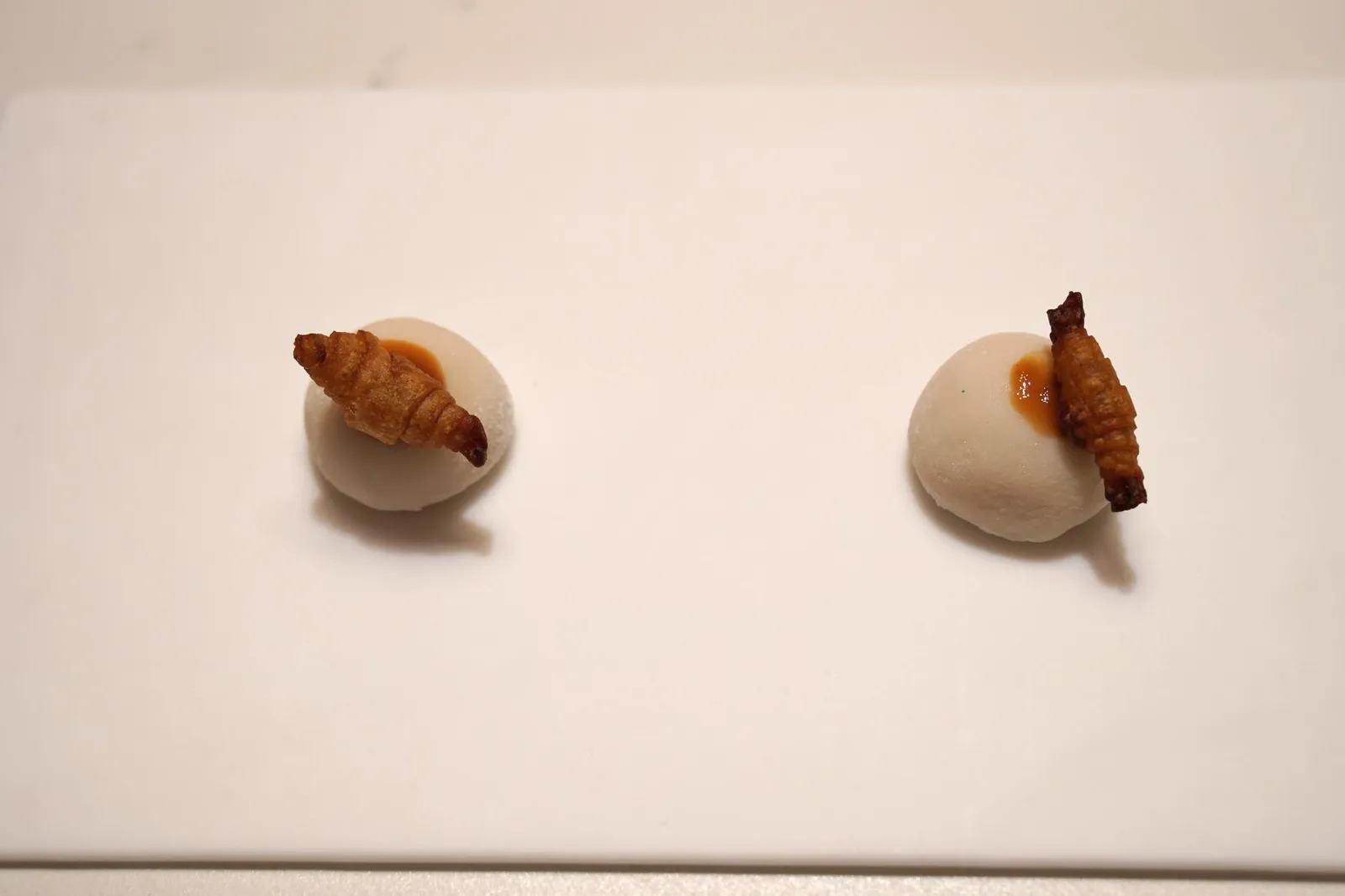 THE AFTERNOON TEA... CROISSANT & WHITE COOKIES MOCHI. ปิดท้ายด้วยขนมที่ได้เเรงบันดาลใจมาจากการจิบชายามบ่าย ขนมโมจิแบบญี่ปุ่น เคี้ยวหนึบ มีกลิ่นเเละรสชาติคล้ายคุกกี้ ทอปด้านบนด้วยครัวซองจิ๋วเคี้ยวกรอบ เราเเอบประหลาดใจที่เเม้ขนาดจะเล็กเเต่เชฟยังทำออกมาให้คงความเป็นครัวซองที่ดีได้ (17/20)