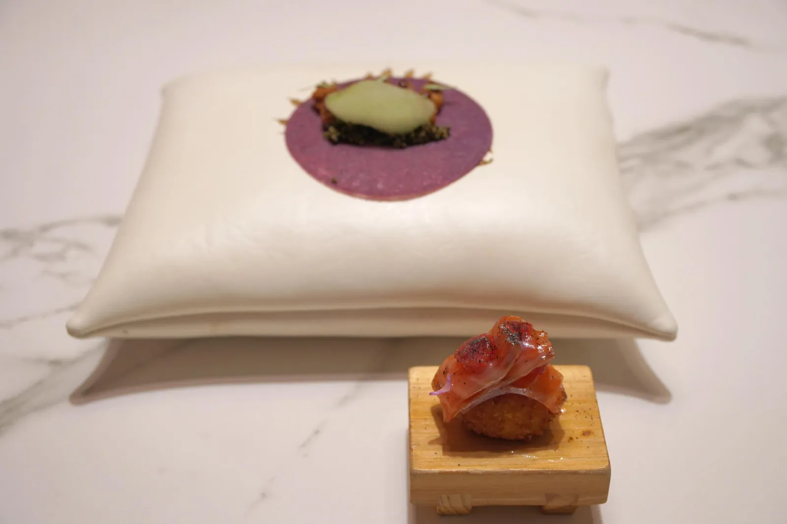 “TACO-CREPE” OF PURPLE CORN WITH CRUNCHY DUCK TONGUES, CUCUMBER & TONBURI. “NIGUIRI-CROQUETTE” MADE OF SHEEP’S MILK AND A “MILEFEUILLES” OF MADURATED SALMON IN JABUGO FAT, TOMATO & SMOKED TEA MARMELADE. คอร์สที่สองและสามจะถูกยกมาเสิร์ฟพร้อมกัน