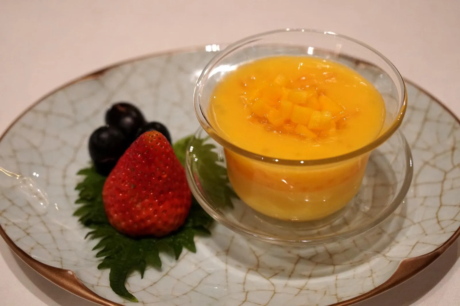 甘露香芒冻布甸 (14 €) Pudding à la mangue Chilled Mango Pudding พุดดิ้งมะม่วงสุก เนื้อเนียนนุ่ม สีเหลืองสวย รสชาติหวานอร่อย เสิร์ฟมาให้ทานกับสตรอว์เบอร์รี่รสเปรี้ยวลูกโต และผลเบอร์รี่ที่วางอยู่ข้างกัน (15/20)