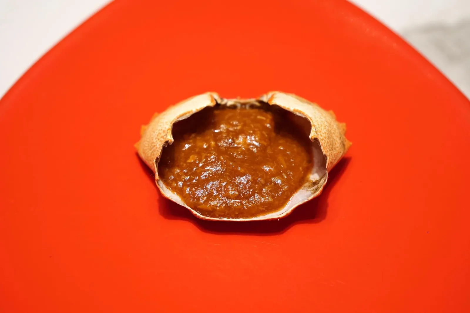 “NÉCORA (VELVET SWIM CRAB) DUMPLING “CHILLI CRAB” VERSION OF CHIPOTLES WITH “KOKOTXA” IN A ROMAN STYLE OF DUCK YOLK ถัดมาคือฝั่งขวาคือ “Our own version of chili crab” เชฟนำปูผัดในกระทะเเบบจีนบนไฟเเรงสูงกับพริกหวาน Chipotles มีกลิ่นหอมเด่น ไร้ซึ่งรสเผ็ด เสิร์ฟมาบนกระดองปู บอกเลยว่าอร่อยไม่แพ้ร้านดังในสิงคโปร์เลยทีเดียว (20/20)