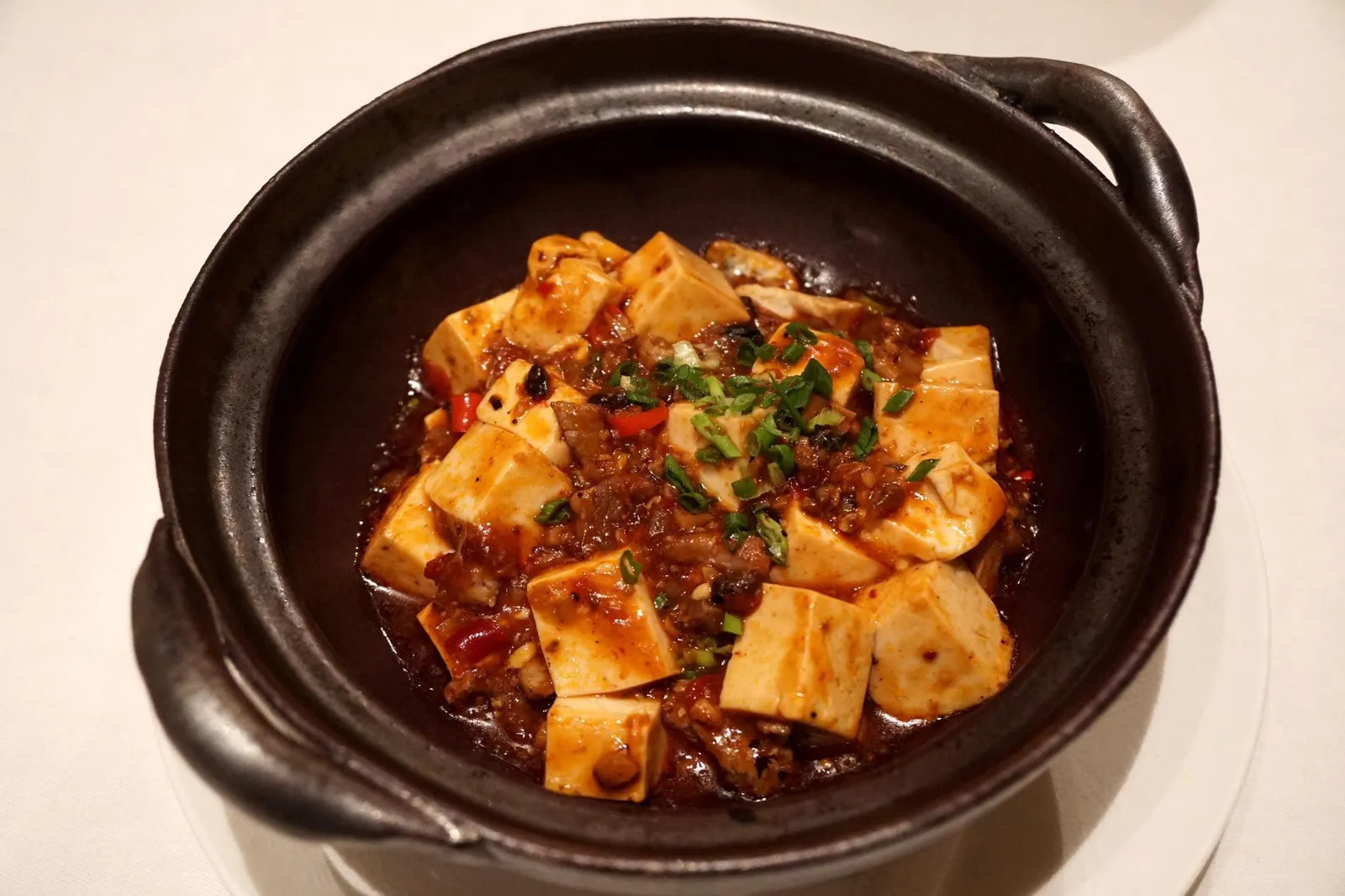 川味麻婆豆腐 (Half 20 €) «Mapo Tofu», tofu braisé, émincé de boeuf, piment & poivre du Sichuan Braised tofu with minced beef, chili and Sichuan pepper เต้าหู้หม่าผ่อ เมนูอาหารจีนชื่อดังจากมณฑลเสฉวนและยังเป็นเมนูเเนะนำประจำร้าน แทนที่จะสั่งราคาปกติ 32 € เราเลือกสั่งครึ่งจานในราคา 20 € เเละพบว่าเพียงครึ่งจานก็เพียงพอสำหรับทาน 2 คน จานนี้ถือเป็นทีเด็ดเพราะเชฟทำเต้าหู้ออกมาได้นุ่มจนเเทบละลายในปาก มีรสพริกหม่าล่าเเบบเสฉวนเผ็ดชาปลายลิ้นเบาๆ เนื้อสับละเอียดนุ่มลิ้น ไม่สุกเกินไปจนเเข็งซึ่งพบได้บ่อยในเมนูหม้อดินต่างๆ ทั้งน้ำซอสที่ราดมามีกลิ่นหอมเนื้อเข้ากันกับกลิ่นของน้ำพริกได้อย่างดี (15/20)