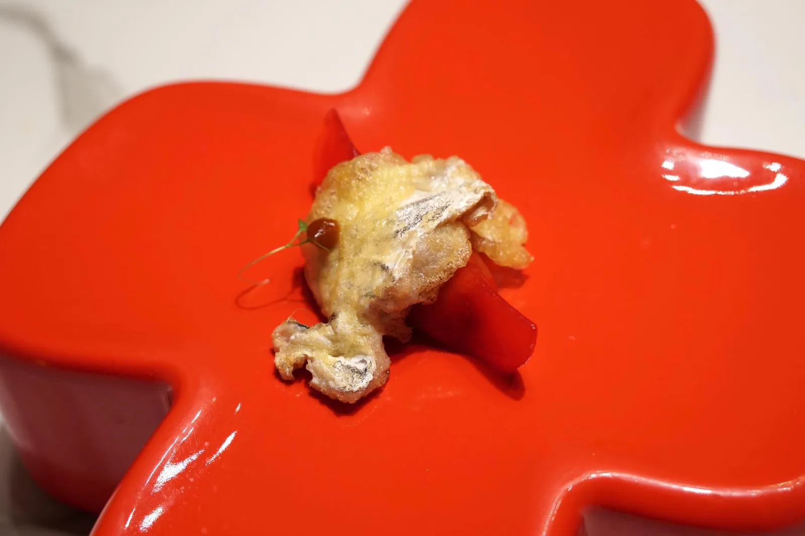 “NÉCORA (VELVET SWIM CRAB) DUMPLING “CHILLI CRAB” VERSION OF CHIPOTLES WITH “KOKOTXA” IN A ROMAN STYLE OF DUCK YOLK เริ่มจากด้านซ้ายคือเกี๊ยวเเบบจีนสอดไส้ด้านในด้วย Nécora หรือเนื้อปู Velvet swimming crab ซึ่งเป็นปูในกลุ่ม Swimmer crab ทำให้เนื้อปูชนิดนี้มีรสหวานเด่นเป็นเอกลักษณ์คล้ายกับปูม้าบ้านเรา (Blue swimming crab) นอกจากนี้แป้งเกี๊ยวสีแดงด้านนอกก็มีเนื้อสัมผัสนุ่มหนึบพอดีมากๆ ทำออกมาได้สูสีกันกับห้องอาหารจีนสามดาวมิชลินเลยก็ว่าได้ ทอปด้านบนด้วย Hake Kokotxa เมนูพื้นบ้านชื่อดังของสเปน ในที่นี้ได้จากการนำส่วน “คาง” ของปลา Hake มาทอดจนกรอบ ไม่อมน้ำมัน ทำให้เกิดเนื้อสัมผัสที่เเตกต่างทางรสชาติกับเกี๊ยวปูนุ่มๆ (20/20)