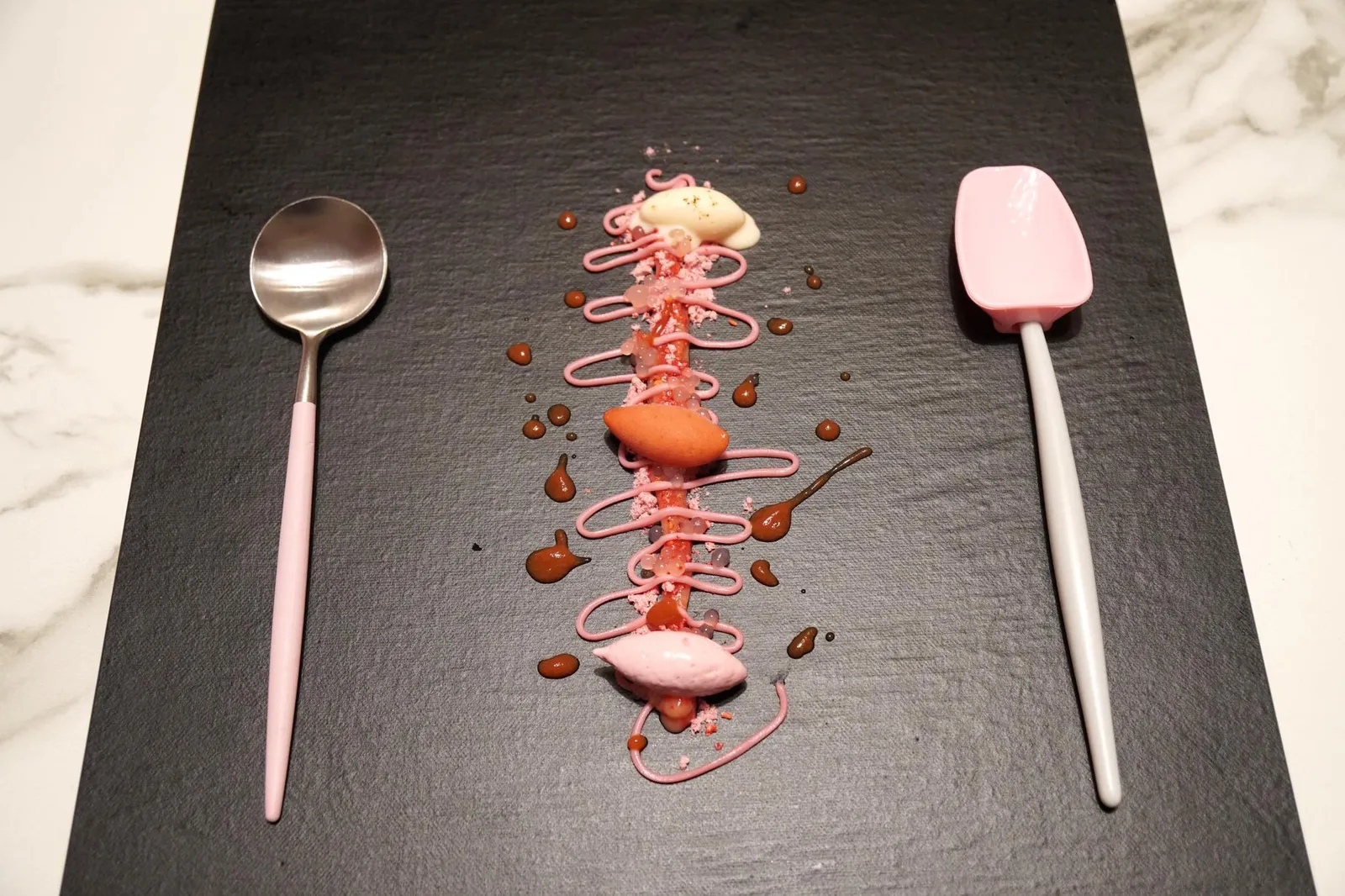 GUAVA, RUBY CHOCOLATE, HAJIKAMI, BURNED SHEEP'S MILK, PINK PEPPER AND TREE TOMATOES. ถัดมาคือ Pink Dessert เชฟเลือกใช้ Guava หรือฝรั่งผสมกันกับ Chipotle pepper หรือพริกหวานเม็กซิกัน มีรสเผ็ดอ่อนๆ และ Pink pepper มีองค์ประกอบของ Pink ruby chocolate ซึ่งเป็นช็อกโกแลตสีชมพูสดใส ข้างๆกันคือครัมเบิ้ลสีชมพู เสิร์ฟมาให้ทานคู่กับไอศกรีม 3 อย่างโดยให้เริ่มทานจากด้านบนคือไอศกรีมนมแกะไหม้, ไอศกรีมผลไม้ชื่อแปลก Tomatillo หรือ Tree tomato สุดท้ายคือมูส Ruby Chocolate สีชมพูสดใส หน้าตาขนมอาจดูแปลก เเลดูคล้ายขนมเด็ก แต่รสชาติถือว่าสร้างสรรค์มาก การผสมผสานของพริกไทยชนิดต่างๆเข้ากันกับช็อกโกแลตได้อย่างดี ทีเด็ดขอยกให้ไอศกรีม Tomatillo ที่รสชาติอร่อยที่สุดในสามอย่าง (20/20)