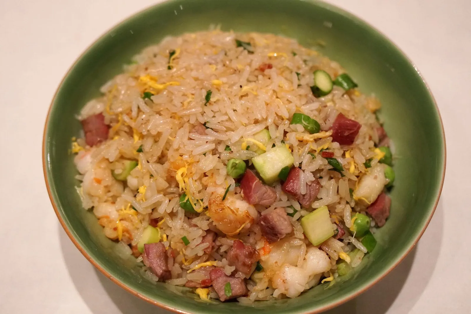 香宮炒飯 (Half 20 €) Riz sauté Shang Palace Riz sauté à l’œuf, crevettes, porc laqué au miel, cébettes & légumes Shang Palace Rice Fried rice with barbecued pork, eggs, shrimp, spring onion & vegetables ไม่มีร้านอาหารจีนที่ไหนทำข้าวผัดไม่อร่อย โดยเฉพาะห้องอาหารจีนระดับติดดาวมิชลิน สำหรับเมนูที่เราเลือกทานเพื่อปิดท้ายอาหารคาวในวันนี้คือข้าวผัดหยางโจว เมนูสุดคลาสสิคและยังเป็นเมนูข้าวเเนะนำประจำร้าน เชฟนำข้าวไปผัดกับหมูแดง กุ้ง และผักต่างๆ เมล็ดข้าวร่วน แห้งกำลังดี ไม่อมน้ำมัน หมูแดงมีรสหวานอร่อย เนื้อกุ้งนุ่มเด้ง อร่อยชนิดที่ไม่บอกไม่เชื่อว่านี่คือร้านอาหารจีนในกรุงปารีส ปริมาณที่ให้มาเพียงครึ่งเดียวในราคา 20 € (จากราคาเต็ม 36 €) ก็เพียงพอสำหรับทานได้สองคน ถือเป็นจานที่ห้ามพลาด (15/20)