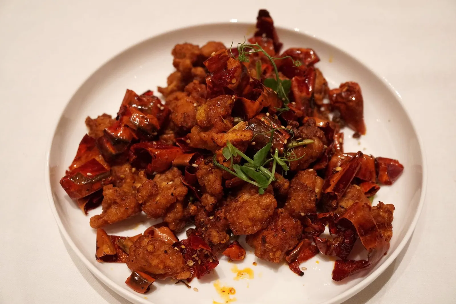 歌乐山辣子鸡 (48 €) Dés de poulet frits au piment du Sichuan Deep fried diced chicken with Sichuanese dried chili อีกหนึ่งเมนูอาหารจากทางใต้ที่เราเลือกสั่งมาตัดรสกับอาหารฝรั่งเศสที่ทานต่อเนื่องมาหลายวันคือเมนูไก่ผัดพริกเสฉวน ความสุดยอดคือการใช้ไก่ฝรั่งเศสคุณภาพสูง ผัดมาสุกกำลังดี หนังบางกรอบ เเต่เนื้อไก่นุ่มจนเเทบละลายในปาก เฉพาะไก่ทำออกมาได้ดีกว่าร้านระดับ 1 ดาวในฮ่องกงด้วยซ้ำ พริกเสฉวนเผ็ดเเบบหม่าล่าตรงตามต้นฉบับ ทานเเล้วรู้สึกชาปลายลิ้นนิดๆ อร่อยมากจริงๆ (16/20)