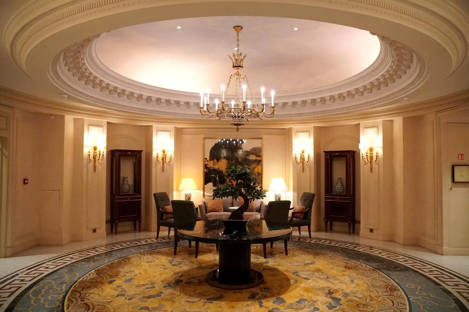Shang Palace เป็นห้องอาหารจีนชั้นสูงประจำโรงแรม Shangri-La ทั่วโลก โดยสาขาแรกคือสาขาสิงคโปร์ที่เปิดทำการตั้งเเต่ปี ค.ศ. 1974 (ปัจจุบันเป็นห้องอาหารระดับ The Pate ในมิชลิน ไกด์ สิงคโปร์) เเต่สาขาที่สร้างชื่อเสียงให้กับร้านในเครือมากที่สุดคือสาขาที่ฮ่องกงโดยได้รับรางวัล 1 ดาวมิชลิน