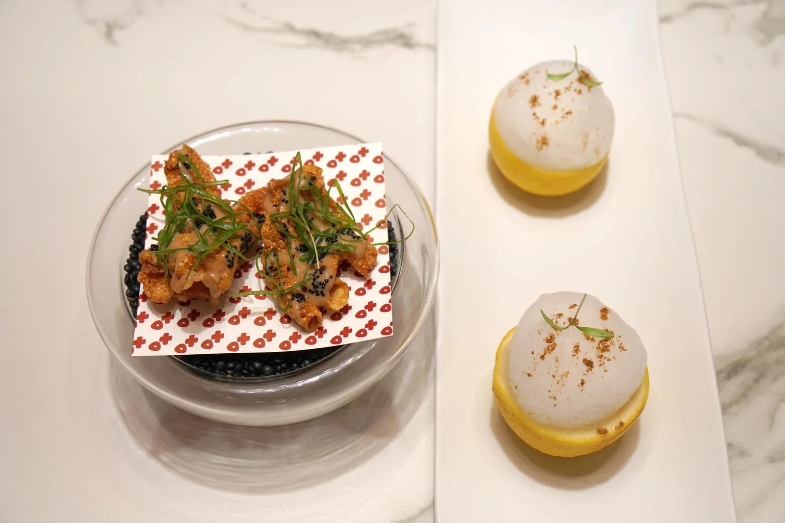 CANTONESE CHICKEN GREAVES AND CHINESE SPICES LEMON. อาหารคอร์สแรกเป็นจานที่เชฟได้รับเเรงบันดาลใจมากประเทศจีน คือตีนไก่ทอดกรอบทานกับ Cantonese sauce หรือซอสสไตล์จีนเเละไข่ปลา เสิร์ฟคู่กับโฟมเลมอนโรยด้านบนด้วยเครื่องเทศอย่างจีนหรือ Chinese Five Spices (20+/20)