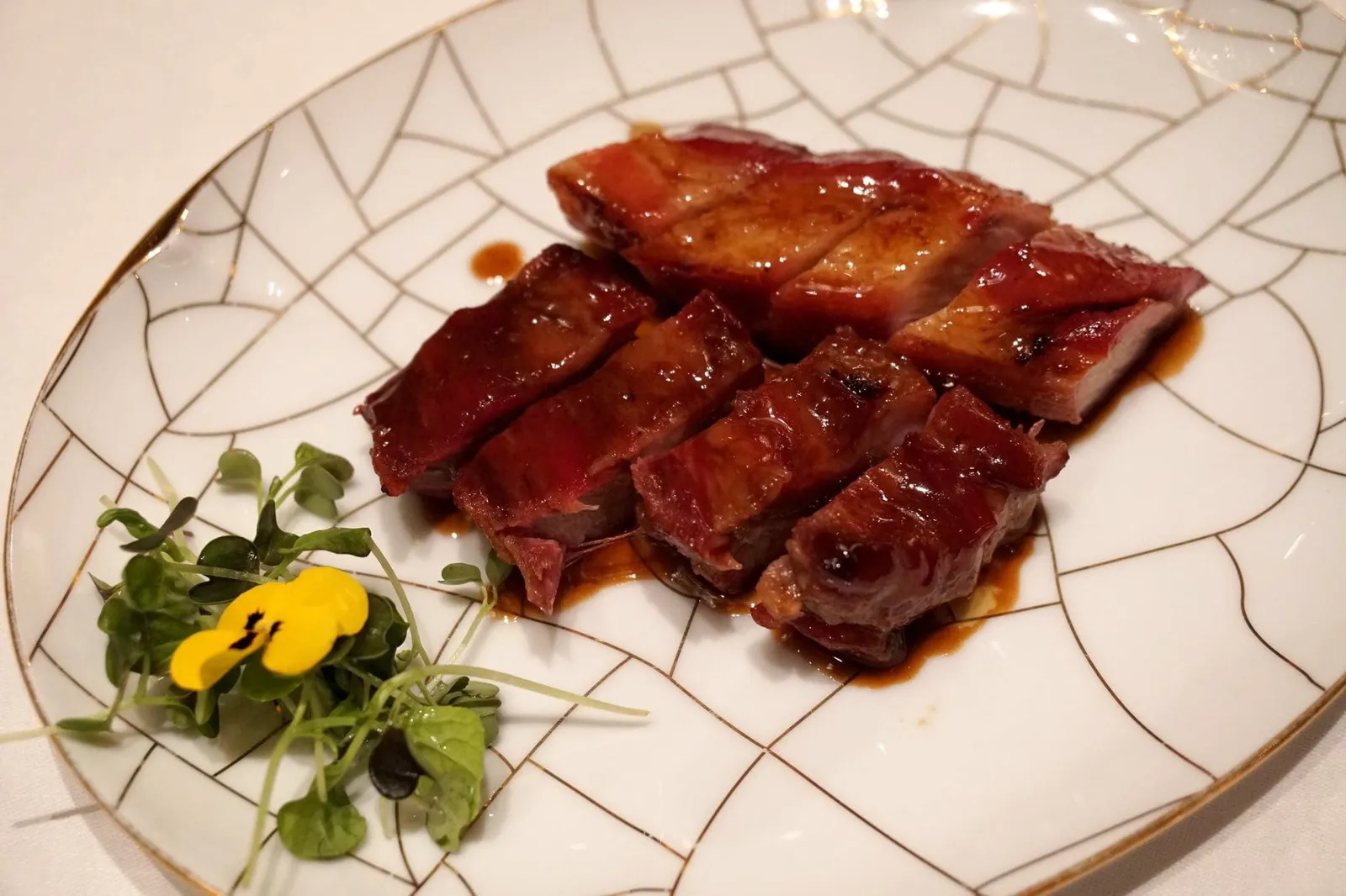 蜜汁叉烧 (42 €) Porc laqué au miel Barbecued pork with honey เริ่มที่อาหารเรียกน้ำย่อยคลาสสิคประจำห้องอาหารจีนกวางตุ้งทั่วโลกคือหมูแดงย่างน้ำผึ้ง พนักงานเล่าว่าก่อนหน้านี้ทางร้านเลือกใช้เนื้อหมูดำไอบีเรียเหมือนกับห้องอาหารจีนชั้นนำในฮ่องกง เเต่ช่วงหลังเชฟเปลี่ยนมาเลือกใช้หมูท้องถิ่นของฝรั่งเศสเเทน หลังจากลิ้มลองพบว่าเนื้อสัมผัสของหมูที่นี่ค่อนข้างมีเอกลักษณ์ คือไม่มีความมันเท่ากับเนื้อหมูสเปน เเต่มีความนุ่ม ฉ่ำ ในแบบเฉพาะตัว มีกลิ่นหอม น้ำผึ้งมีรสหวานกลมกล่อม ไม่หวานบาดคอ อร่อยสมกับเป็นเมนูเเนะนำของร้านเลยทีเดียว (15/20)
