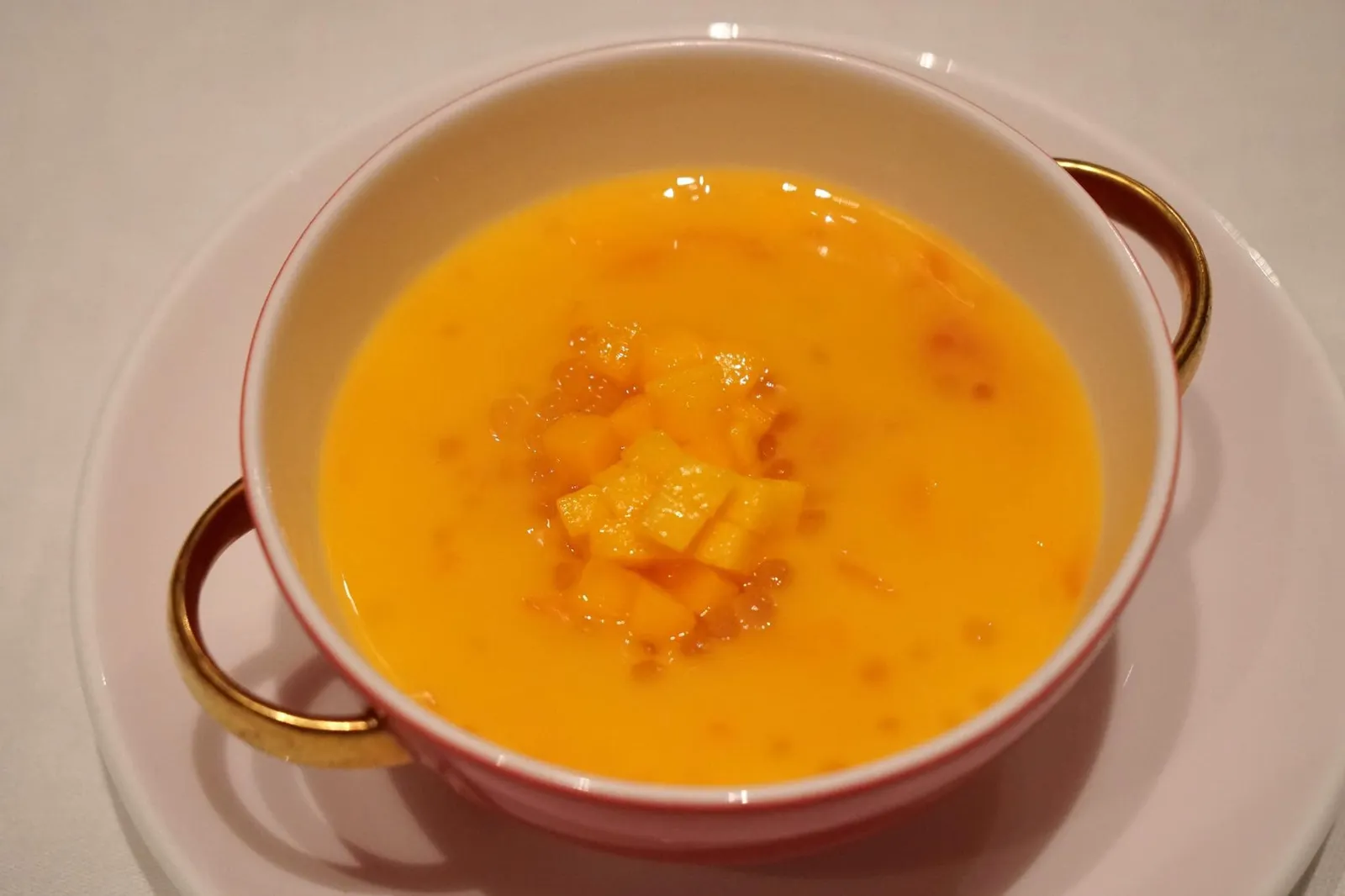 杨枝甘露 (14 €) Crème de mangue, pomelo et perles de sagou Chilled mango cream with pomelo and sago เมนูอาหารหวานที่ต้องมีในทุกห้องอาหารจีนกวางตุ้งคือสาคูมะม่วงใส่ส้มโอ ทางร้านทำสาคูออกมาได้นุ่มหนึบ ครีมมะม่วงสุกมีรสหวาน ทอปด้านบนด้วยมะม่วงสุกหั่นเต๋า และส้มโอรสเปรี้ยวเบาๆ อร่อยกว่าร้านอาหารจีนหลายๆร้านในฮ่องกงเสียอีก (17/20)