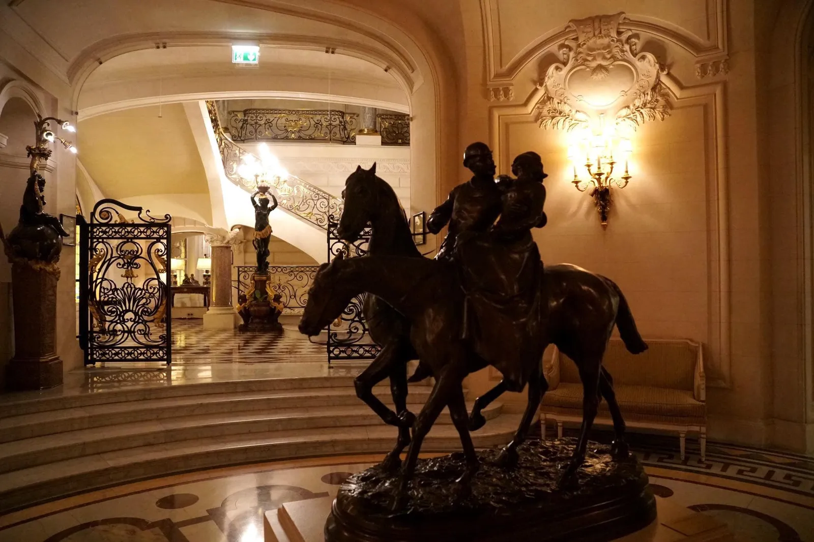 การตกแต่งภายในโรงแรม Shangri-La Hotel Paris ยังคงไม่ละทิ้งความหรูหราในแบบยุโรป
