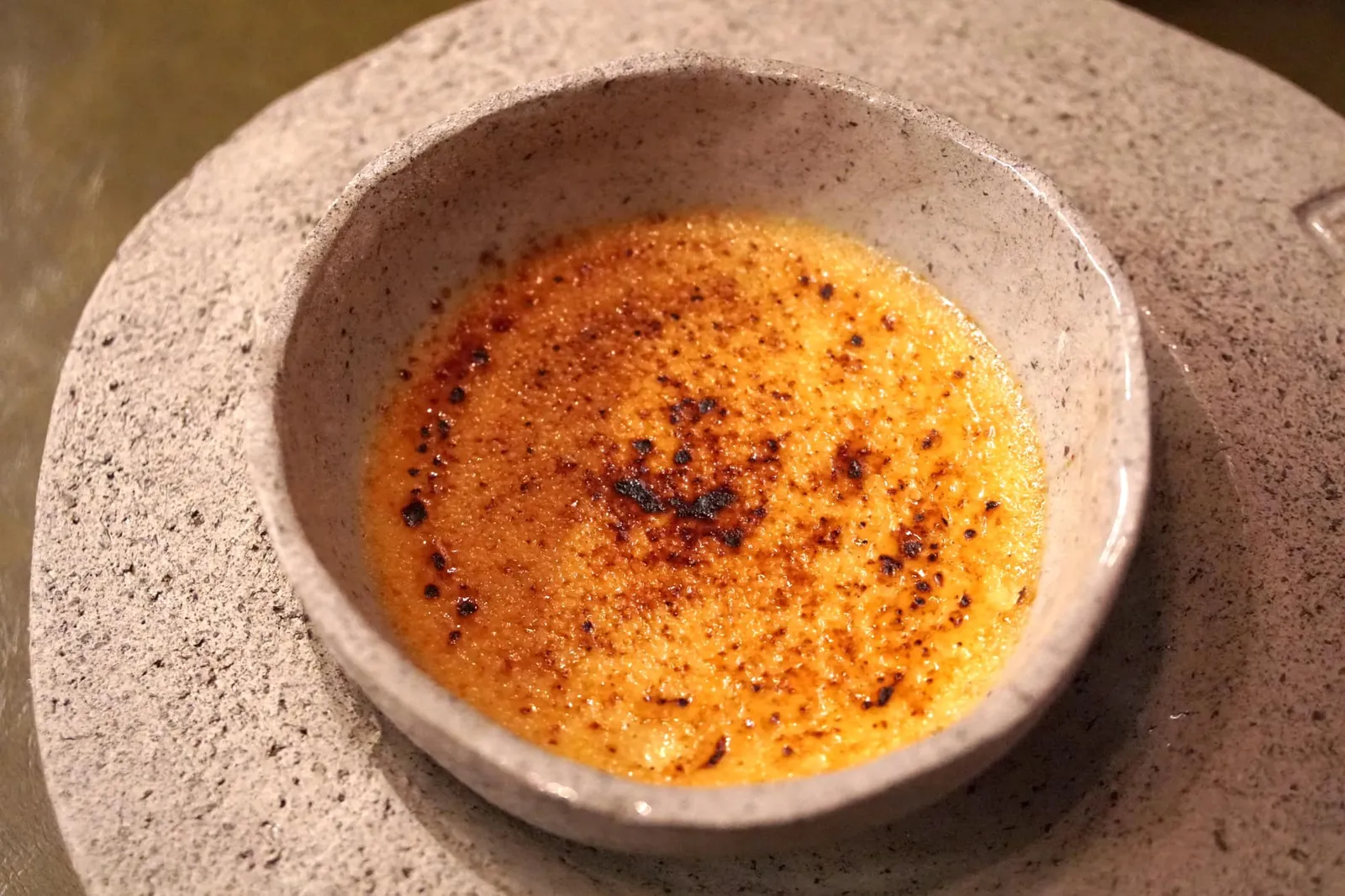 Orange and vanilla crème brûlée, anise madeleine อีกฝั่งหนึ่งคือขนมเครมบรูเล่เนื้อเนียน ทำมาจากวานิลลาเเละส้ม ตอนทานจะได้กลิ่นหอมของวัตถุดิบหลักสองอย่างผสานกันอย่างลงตัว ผิวด้านบนถูกทอร์ชมาอย่างดีจนคาราเมลไลซ์เป็นชั้นบางๆ มีรสหวานนำปนรสขมเพียงเบาๆเป็น Aftertaste อร่อยมากจริงๆ (16/20)