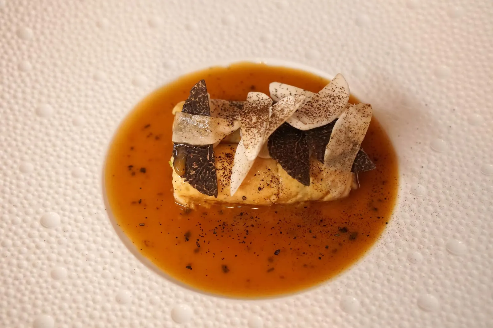 Pistachio and black truffle white pudding, Chicken sauce, argan oil from Leblanc จากนั้นราดด้วยซอสสกัดจากเนื้อไก่รสชาติเค็มนิดๆ มีกลิ่นหอมเสริมกันกับกลิ่นของทรัฟเฟิลได้เป็นอย่างดี ส่วนด้านบนคือเห็ดและเห็ดทรัฟเฟิลสไลด์ ปิดท้ายด้วยการหยดน้ำมันพืชอาแกนวัตถุดิบหายสกจากเมืองเลอบล็องก์ลงไปด้วย (16/20)