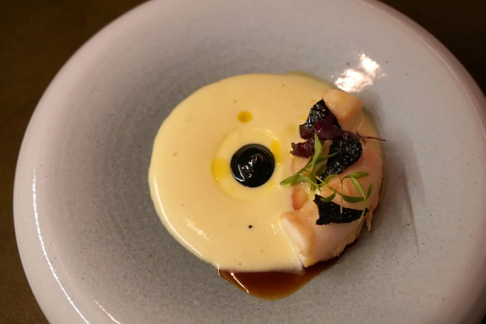 Les Amuse-Bouches, avec l’instant « charcutier » สุดท้ายก่อนเข้าสู่อาหารจานหลักพนักงานจะนำเสิร์ฟโฟมทำจากมันฝรั่ง ภายในมีไข่แดง ทานคู่กับหนวดหมึกยักษ์ ตรงกลางคือหมึกดำของปลาหมึก ไฮไลท์ของจานนี้คือหนวดหมึกยักษ์ที่ทำออกมานุ่มมากๆ มีกลิ่นหอม มีรสเค็มเบาๆ เพียงกดเบาๆก็จะมีน้ำฉ่ำๆไหลออกมาจากหนวดหมึก อร่อยจนเราจำไม่ได้ว่าทานหนวดหมึกดีๆแบบนี้ครั้งสุดท้ายตั้งเเต่เมื่อไหร่ (18/20 )