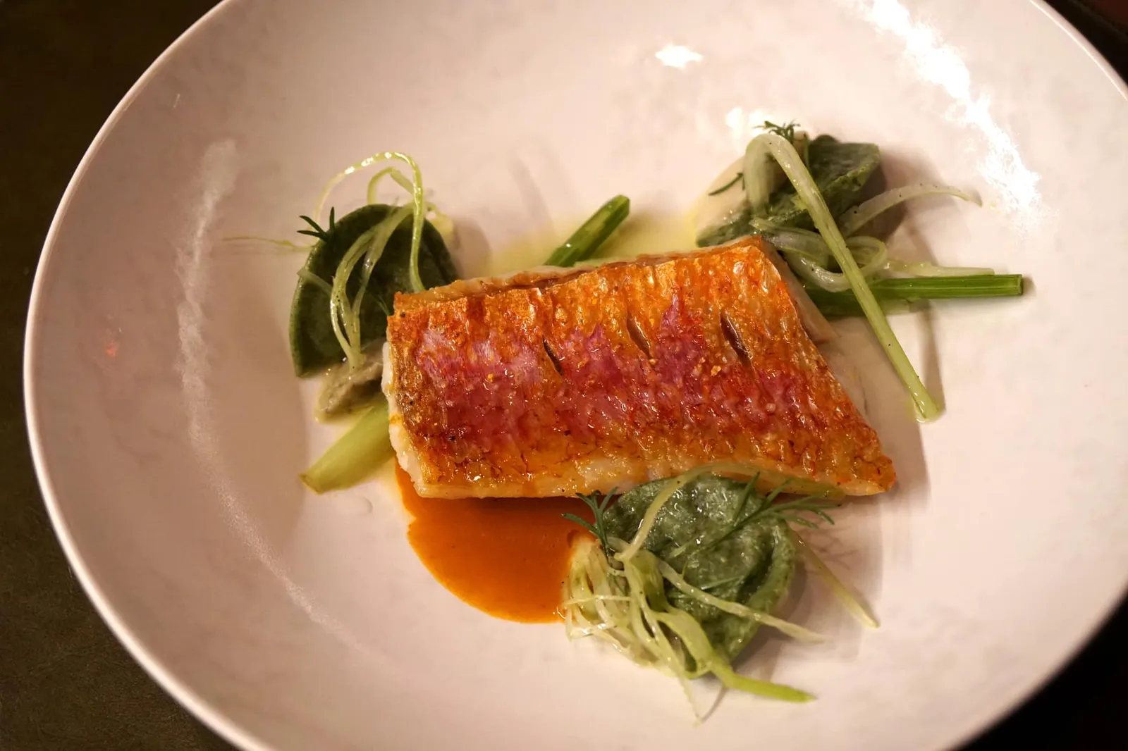 Delivery of the moment, watercress and fennel ravioli, fish sauce จานถัดมาคือปลา Red Mullet เเล่มาเป็นฟิลเลท์ชิ้นโต เสิร์ฟให้ทานคู่กับราวิโอลีสอดไส้เฟนเนลและผักสลัดน้ำหรือ Watercress ราดด้วยน้ำสกัดจากเนื้อปลา เนื้อปลาเนื้อนุ่ม สุกพอดีตามมาตรฐานร้านอาหารฝรั่งเศสชั้นสูง ในขณะที่หนังด้านบนกรอบจนเกิดความต่างทางเนื้อสัมผัส ตัวราวิโอลีทำออกมาค่อนข้างนุ่มเเบบฝรั่งเศส (17/20)