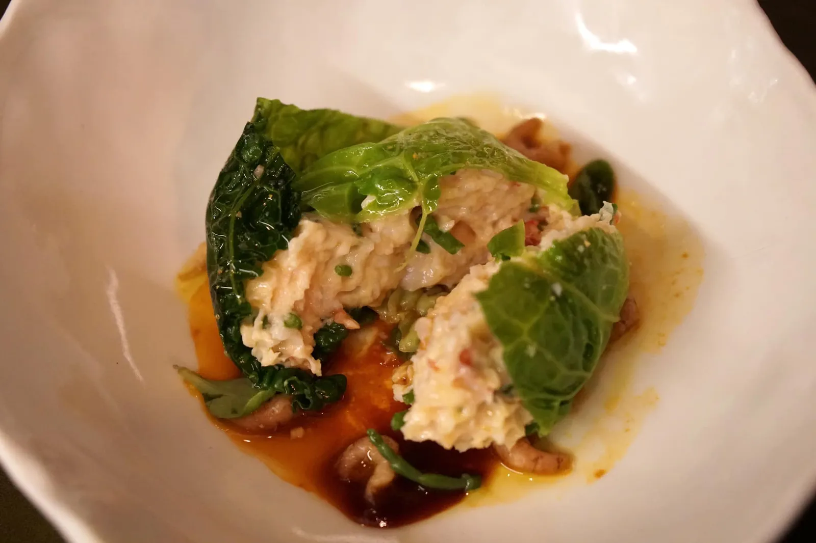 Stuffed cabbage, Mère Fillioux mousseline, seabuckthorn juice, clementine oil นอกเรื่องไปไกลต้องกลับมาเข้าเรื่องเสียที อาหารเรียกน้ำย่อยคอร์สเเรกคือกะหล่ำปลี สอดไส้ตรงกลางด้วยมูสลีนทำจากเนื้อล็อบสเตอร์ตามสูตรของคุณเเม่ Mère Fillioux เนื้อกุ้งนุ่ม เด้ง มีกลิ่นหอม ตัดกันกับความกรอบของใบกะหล่ำปลีได้อย่างลงตัว น้ำสีส้มด้านนอกทำมาจากผลโทงเทงผสมกับน้ำมันทำจากส้มแมนดารินช่วยชูรสหวานธรรมชาติของเนื้อกุ้งให้เด่นชัดยิ่งขึ้น ขนาบข้างกันคือกุ้งตัวจิ๋วมีเนื้อสัมผัสหยาบคล้ายกุ้งเเห้งบ้านเรา (17/20)