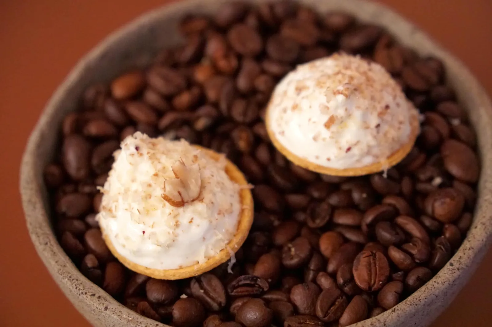 Les Amuse-Bouches, avec l’instant « charcutier » ถัดมาคือ Hazelnut tart ชิ้นจิ๋ว แป้งด้านนอกบาง กรอบ ครีมตรงกลางหอมกลิ่นถั่วฮาเซลนัท ทานเเล้วเบาจนเเทบละลายในปาก สุดยอดจริงๆ (17/20)