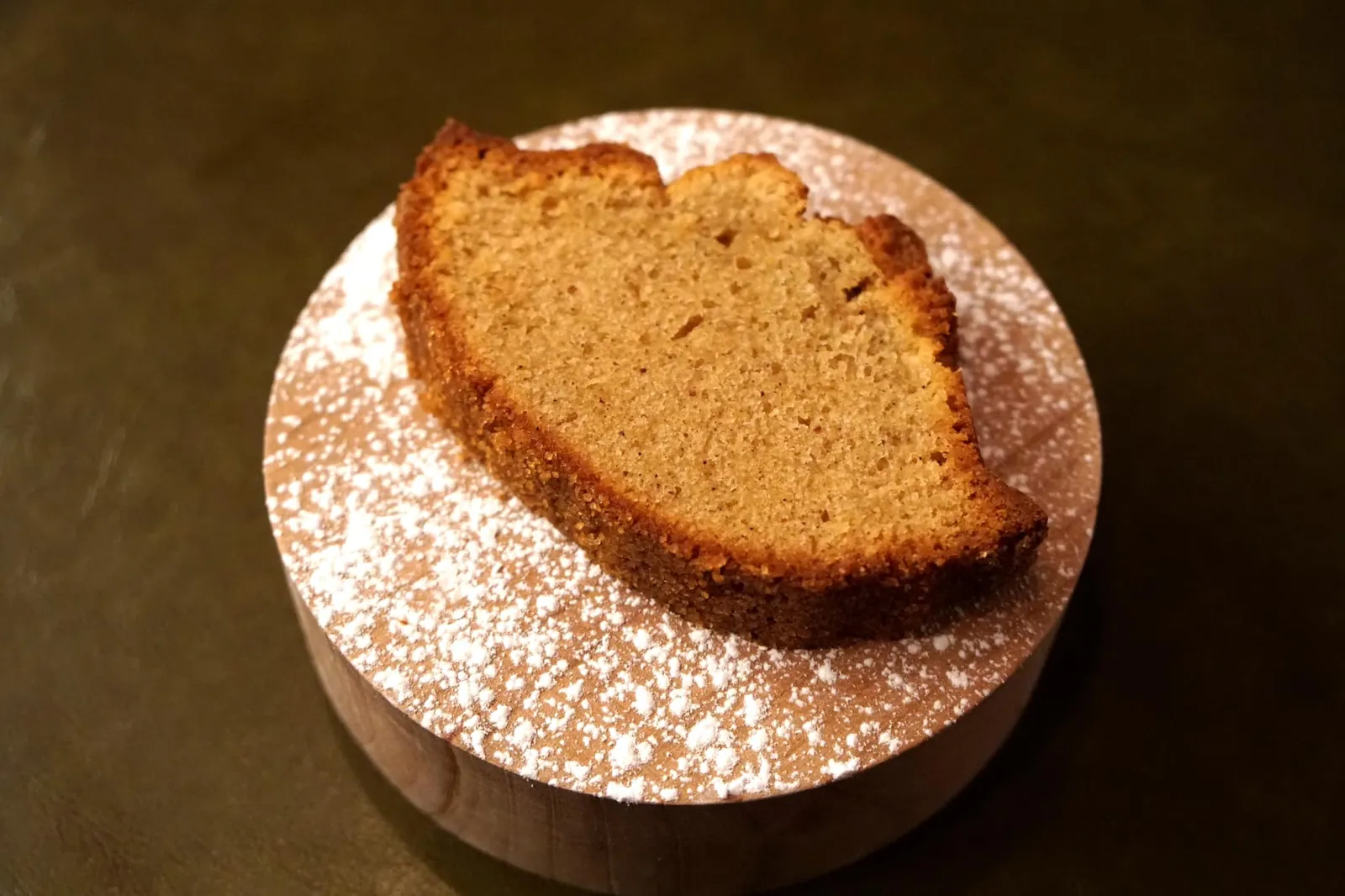 Orange and vanilla crème brûlée, anise madeleine เสิร์ฟมาคู่กับขนมมาเดอลีนรสอร่อยที่ดูหน้าตาไม่ค่อยเหมือนมาเดอลีนทั่วไปสักเท่าไหร่ (16/20)