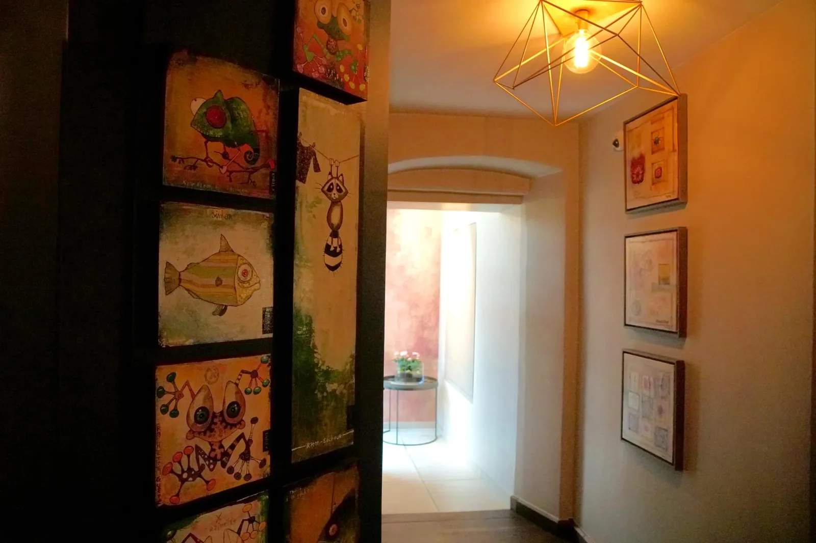 นอกจากนี้ทางร้านได้ทำการแปลงส่วนเทอเรสเดิมให้กลายเป็นส่วนต่อขยายของห้องอาหารทำให้สามารถรองรับลูกค้าได้มากถึง 40 คนในเเต่ละมื้อ