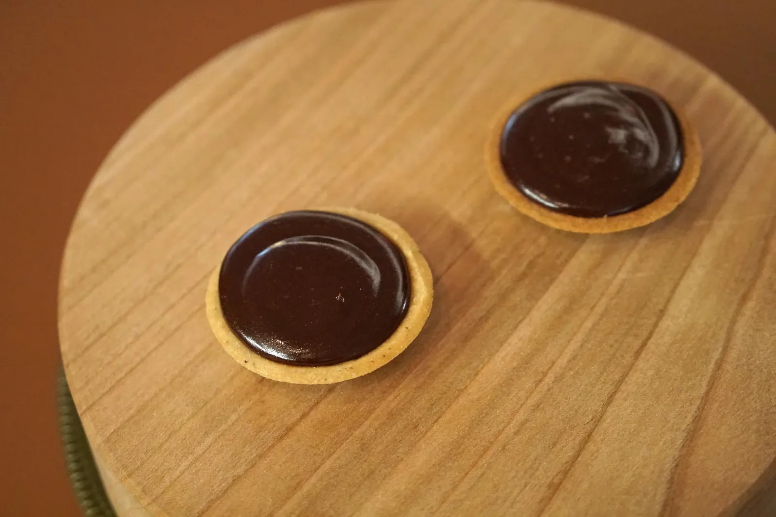 Petits Fours ข้างๆกันเป็น Chocolate tart อีกหนึ่งชิ้น (16/20)