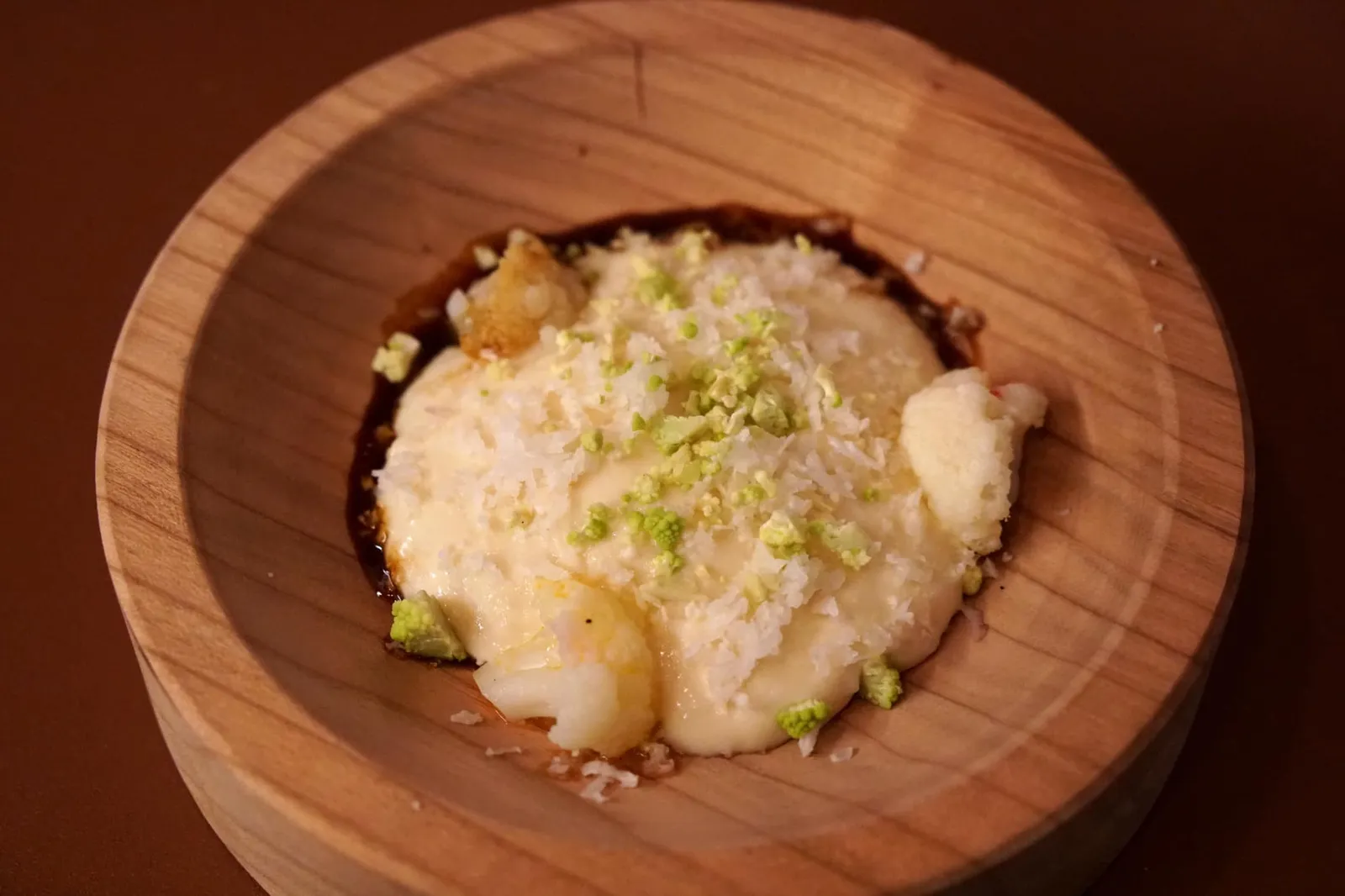 Braised farm Lamb shoulder, lemon, buckwheat, cauliflower, sauce diable เนื้อแกะตุ๋นเสิร์ฟมาให้ทานคู่กับดอกกะหล่ำที่นำไปบดละเอียดเป็นแมช จากนั้นนำไปทำเป็นกราเเตง ดอกกะหล่ำบดละเอียดมีเนื้อเนียน หอม ครีมมี่ ด้านบนคือดอกกะหล่ำชิ้นจิ๋วที่ใส่มาเพื่อเพิ่มเนื้อสัมผัส รสชาติดีเลิศจนเเย่งซีนเนื้อแกะไปเกือบหมด (18/20)