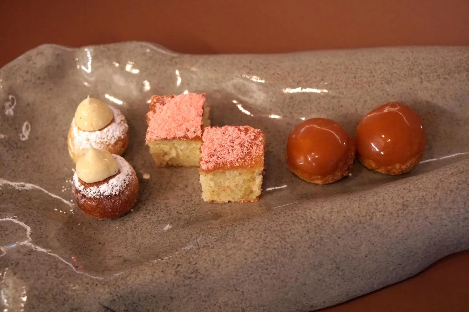Petits Fours ปิดท้ายมื้ออาหารด้วยเปอตีส์โฟว์ เริ่มจาก Caramel choux แป้งชูกกรอบเเละคาราเมลรสหวานอร่อย, Biscuit de Savoie ขนมฝรั่งเศสพื้นเมืองที่มีเลมอนเป็นองค์ประกอบ และ Vanilla biscuit ด้านในมีครีมวานิลลาหอมอยู่ด้วย (16/20)