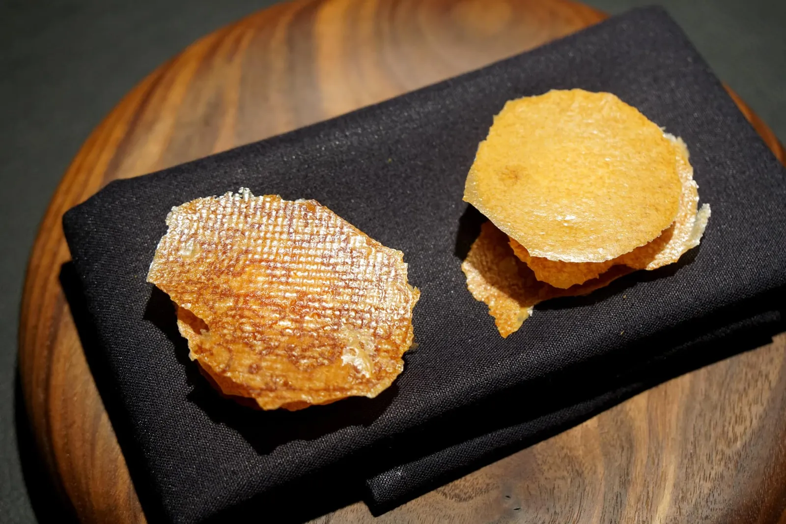 Mimolette - chicken หนังไก่กรอบสามแผ่นเรียงเป็นชั้น มีกลิ่นหอม มีรสเค็มอ่อนๆ ตรงกลางด้านในมีครีมเย็นๆสองชั้น ด้านบนคือครีมทำจากพริกหวานฮาลาปีโย ด้านล่างคือครีมเย็นทำจากชีสมิโมเลต มีกลิ่นหอม (16/20)