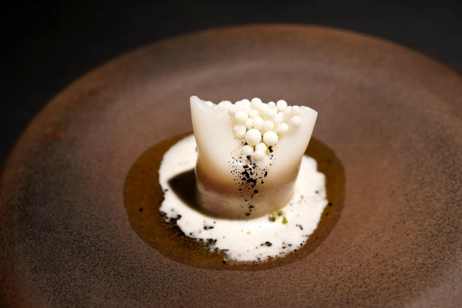 Lobster - koji - horseradish ถัดมาคือจานที่ติดอยู่ในสมุดเมนูของทางร้านมาอย่างยาวนานและเป็นจานที่ดีที่สุดในค่ำคืนนี้ คือ "สลัดกุ้งล็อบสเตอร์" ทีเด็ดของจานคือเนื้อล็อบสเตอร์นั้นถูกซ่อนไว้ด้านใน เนื้อกุ้งสดมากๆ นุ่ม เด้ง หอม หวานธรรมชาติ โดยเฉพาะกลิ่นหอมที่เด่นสุดๆจนต้องร้องว้าว ดีงามแบบไร้ที่ติ เมล็ดสีขาวเย็นๆด้านบนทำมาจากฮอสแรดิชช่วยเพิ่มความกรอบและความสดชื่นให้กับจาน ด้านนอกเป็นผิวบางๆทำมาจากโคจิซึ่งก็คือข้าวหมักแบบญี่ปุ่น น้ำซอสด้านล่างทำมาจากกุ้งผสมกับไข่ปลาเทร้าต์รมควัน (19/20)
