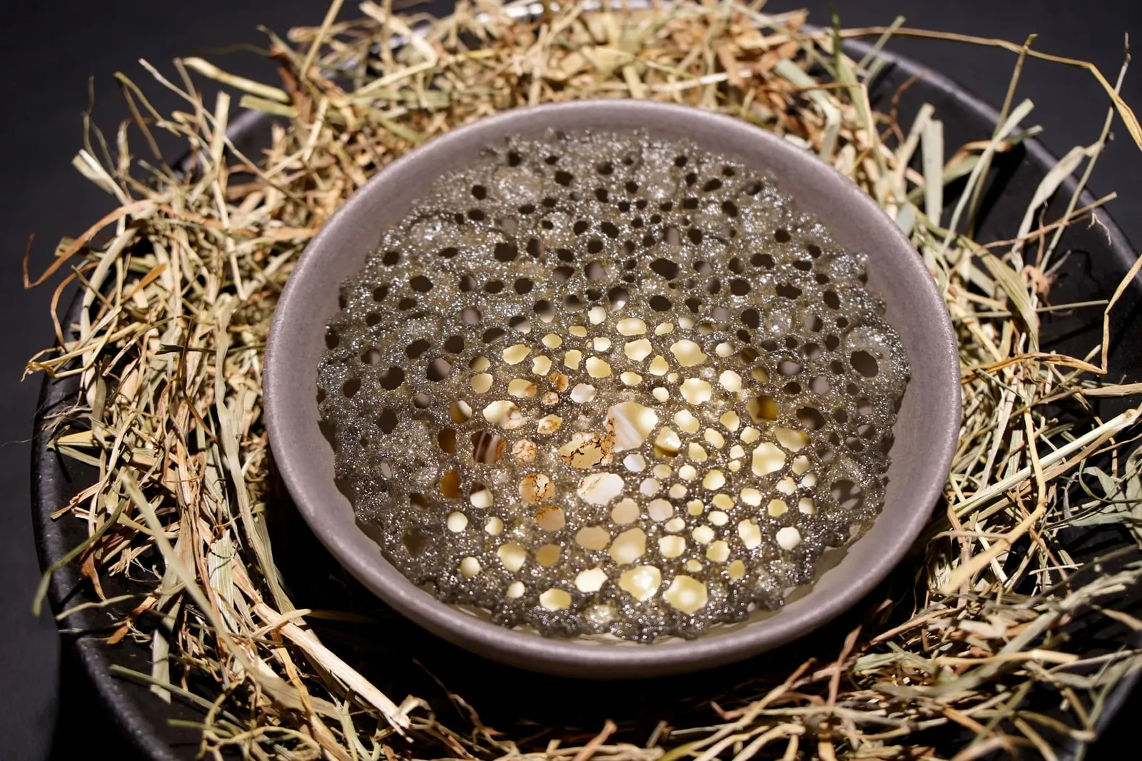 Cod - black garlic - hay oil ถัดมาจากคือปลาค็อดที่ทางร้านการันตีว่าเป็น Young cod เนื้อปลาที่ได้จากการปรุงในหญ้าแห้งคือทีเด็ดของจาน ทั้ง นุ่ม เด้ง เพอร์เฟ็คมากๆ ด้านล่างคือ Hay oil เป็นน้ำมันสีเข้มทำมาจากหญ้าแห้งเช่นกัน มีกลิ่นหอมเฉพาะตัว ครีมสีขาวเนื้อเนียนครีมมี่ทำมาจากมันฝรั่ง ตัดเนื้อสัมผัสด้วยแผ่นกรอบด้านบนทำจากกระเทียมดำ (19/20)