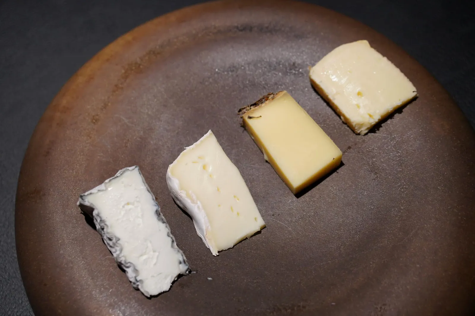 Cheese plate (€ 16 /p) Kamiel, Goat Cheese, Lummen, Belgium อย่างเเรกคือกามีล ชีสนมแพะท้องถิ่นจากเมืองลึมเมิน ประเทศเบลเยี่ยม Moerduiveltje, Raw Cowmilk Cheese, Veurne, Belgium ถัดมาคือมูไดเวลท์เจ ชีสนมวัวดิบจากเมืองเวิร์น ประเทศเบลเยี่ยม Lola Montez, Cowmilk Cheese, The Alps, Austria อย่างที่สามคือชีสโลล่า มอนเตส ชีสนมวัวจากเทือกเขาแอลป์ในประเทศออสเตรีย เป็นชีสที่มีส่วนผสมของพืชสมุนไพรท้องถิ่นบนเทือกเขาแอลป์ Petit Gros Lorrain, Red Mold Cheese, Lorraine Region, France ปิดท้ายด้วย เปอติด โกรส์ ลอแรง ชีสที่มีส่วนผสมของราแดงจากภูมิภาคลอแรง ประเทศฝรั่งเศส ทางร้านเลือกใช้ทั้งชีสท้องถิ่นเเละชีสคุณภาพสูงนำเข้ามาจากทั่วยุโรป (17/20)