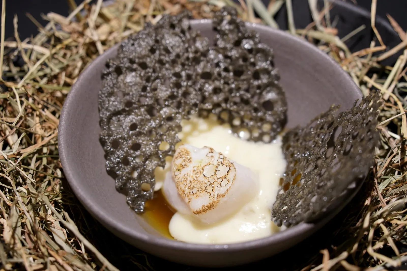 Cod - black garlic - hay oil ก่อนทานให้ใช้ช้อนกระเทาะเเผ่นกรอบให้เเตกเเล้วทานได้เลย (19/20)