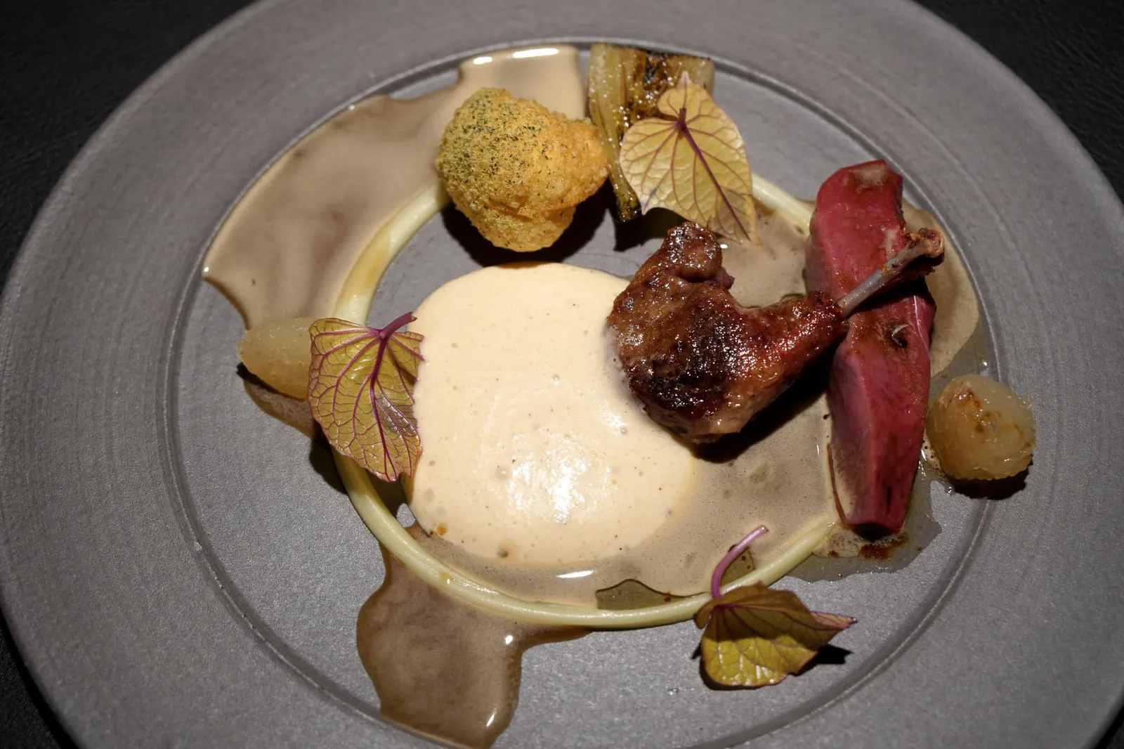 Pigeon - chicory - ginger สำหรับเมนคอร์สทางร้านนำเสิร์ฟเป็นนกพิราบ ฝั่งขวาคือส่วนอกเสิร์ฟมาที่ความสุกระดับมีเดียมแรร์ เนื้อนุ่มอร่อยในแบบที่ควรจะเป็น ถัดมาคือส่วนปีกที่ทำหนังออกมากรอบ เเต่เนื้อด้านในยังนุ่มมาก ทานกับซอส Burnt butter ส่วนองค์ประกอบอื่นๆได้เเก่ชิโครี่ เจลลี่ขิง ราดด้วย Pigeon jus รสกลมกล่อม ด้านบนคือ Wonton หรือเกี๊ยวกรอบนั่นเอง (17/20)