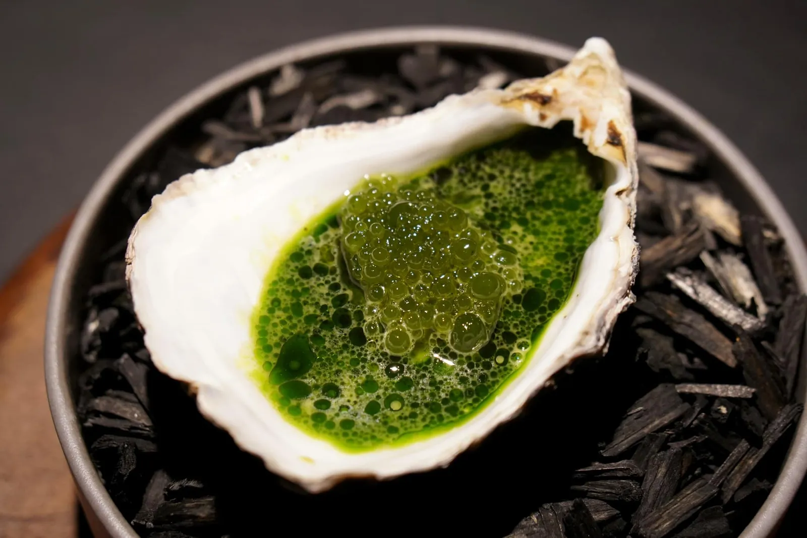 Gaey oyster หอยนางรมจีหรือ Gaey oyster จากเเคว้น Normandy ประเทศฝรั่งเศส นำไป poached ในน้ำสกัดจากสาหร่ายทะเลจนได้เนื้อสัมผัสนุ่ม เด้ง เพอร์เฟคมากๆ ทางร้านเสิร์ฟหอยนางรมมาแบบอุ่นพบได้ไม่บ่อยมากนักในห้องอาหารยุโรป ด้านบนคือคาเวียร์สีเขียวทำมาจากสาหร่ายทะเลเช่นกัน ส่วนของน้ำมันสีเขียวด้านล่างทำมาจากใบเบซิลมีความมันพอดีๆเเต่ไม่เลี่ยน พนักงานเเนะนำให้ทานคำเดียวหมด อร่อยจนเราตกใจเลยทีเดียว (17/20)