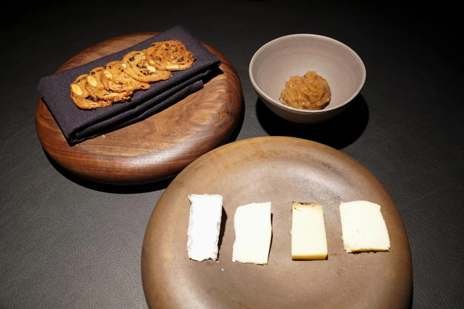 Cheese plate (€ 16 /p) ก่อนเข้าสู่ของหวานเราเลือกทานเป็นคอร์สชีสโดยทางร้านนำเสิร์ฟชีสมา 4 ชนิด (17/20)